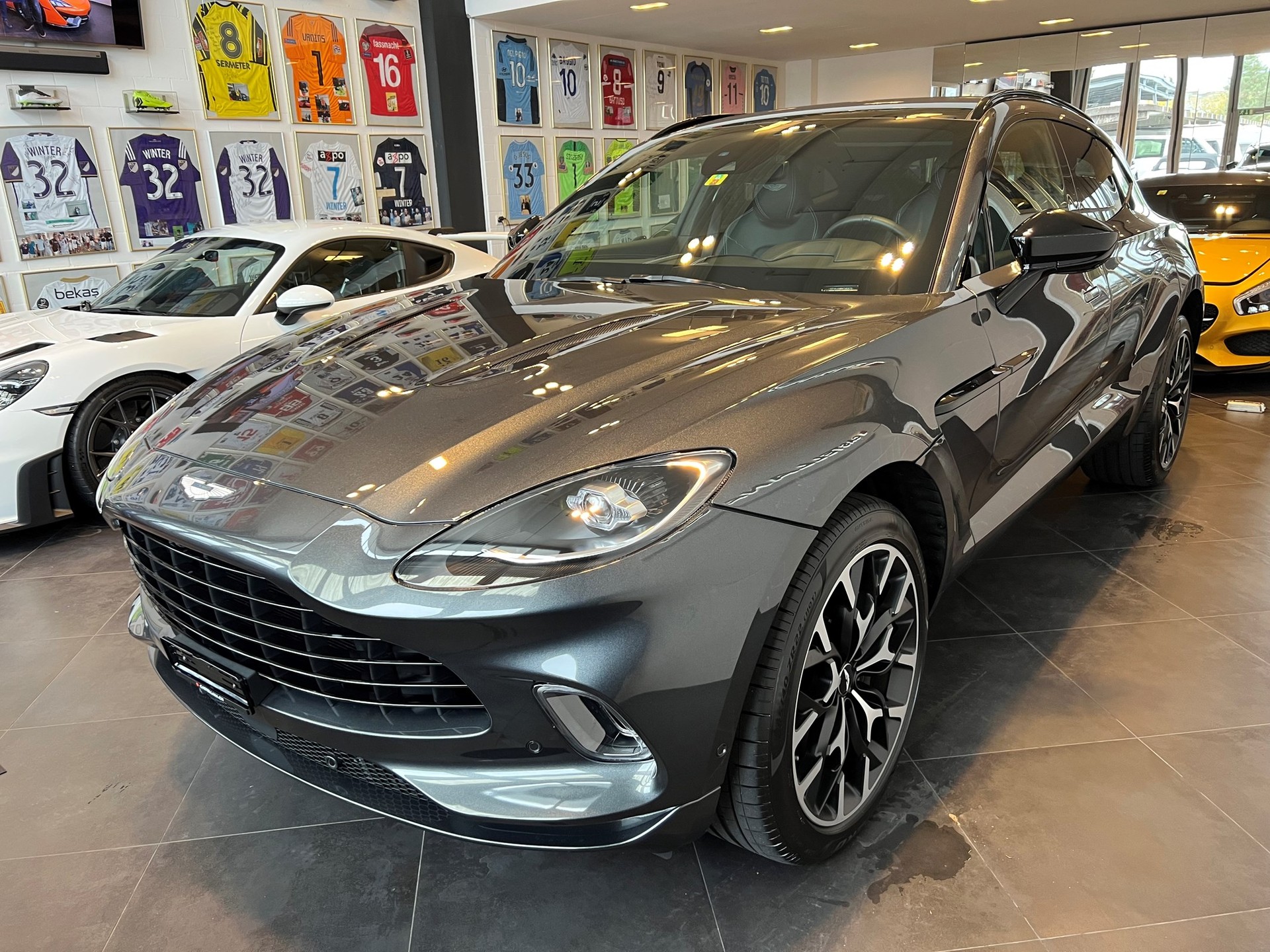 ASTON MARTIN DBX 4.0 V8-image-2
