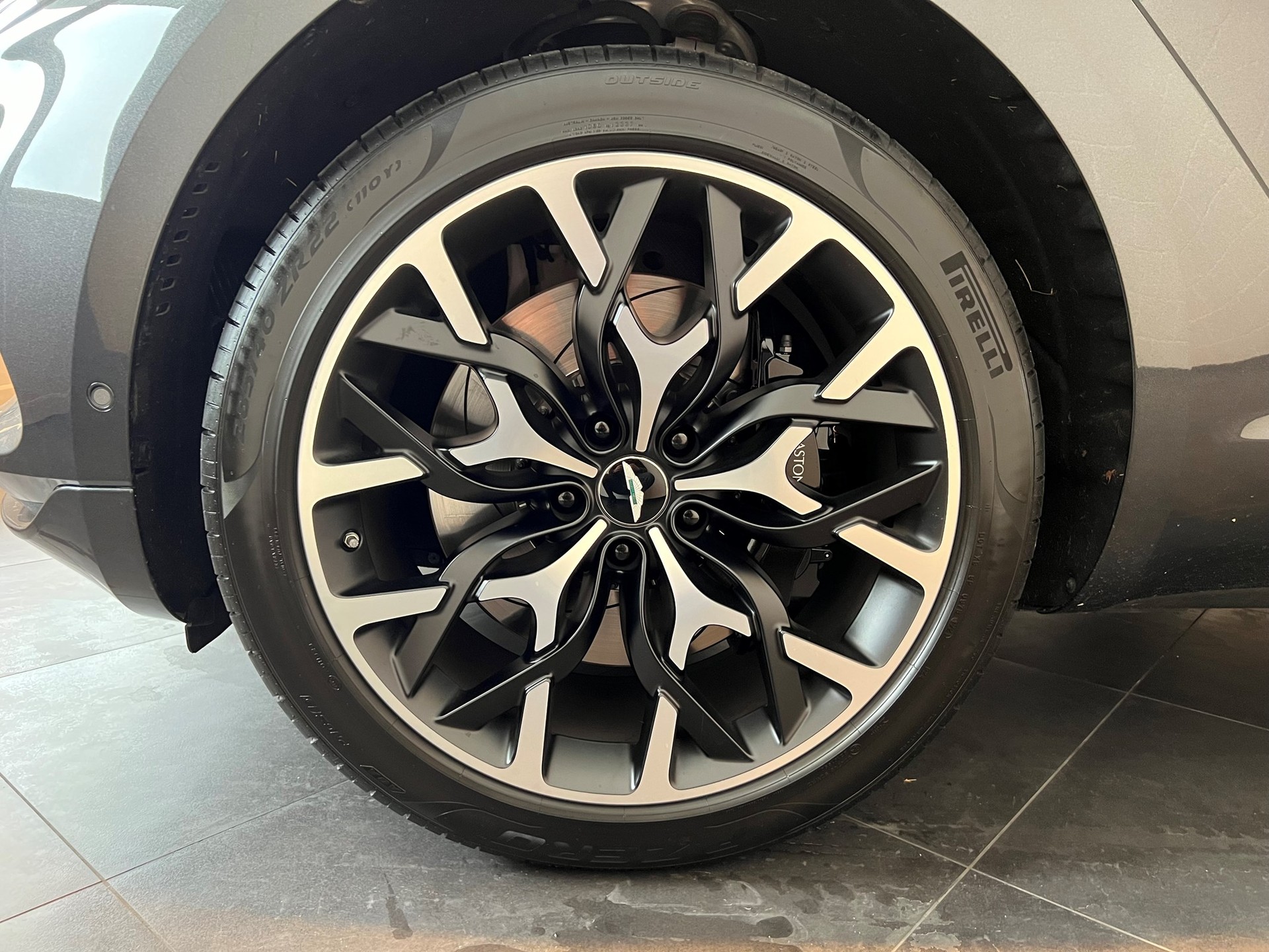 ASTON MARTIN DBX 4.0 V8-image-10