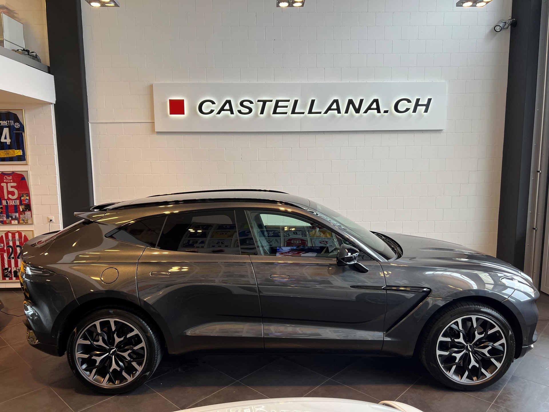 ASTON MARTIN DBX 4.0 V8-image-4