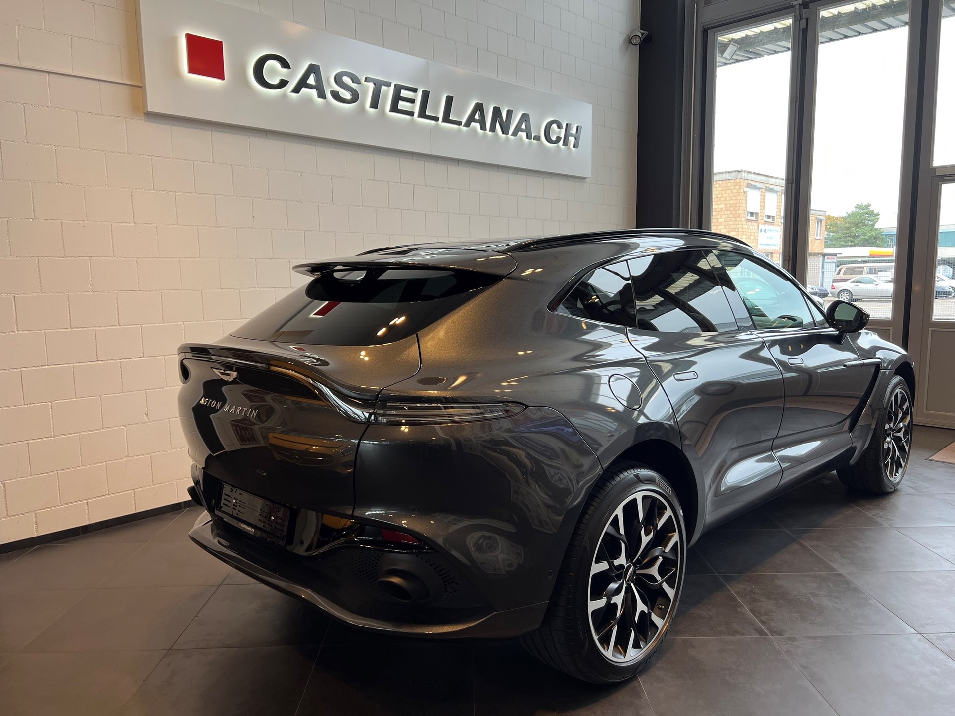 ASTON MARTIN DBX 4.0 V8-image-6