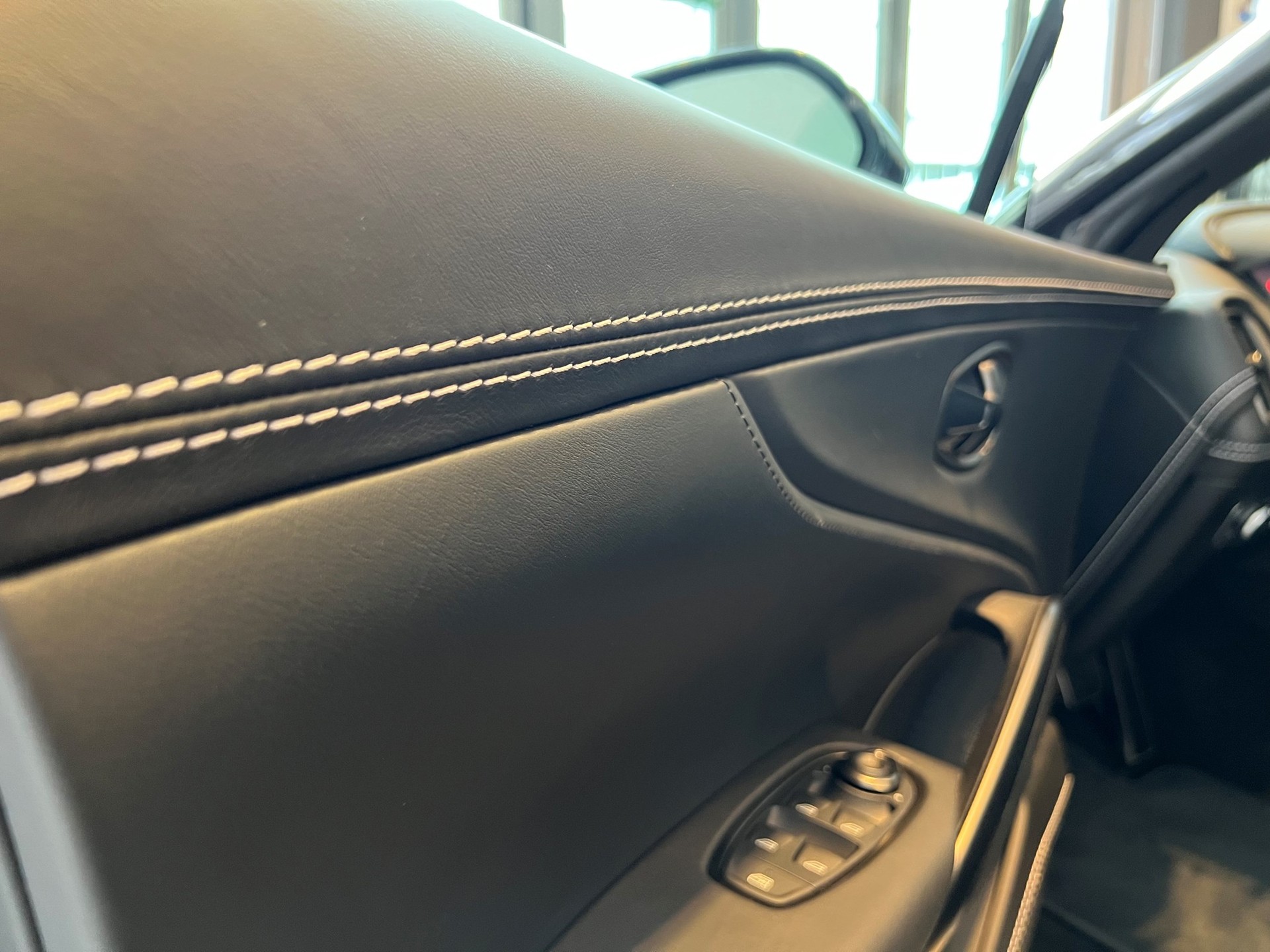 ASTON MARTIN DBX 4.0 V8-image-14