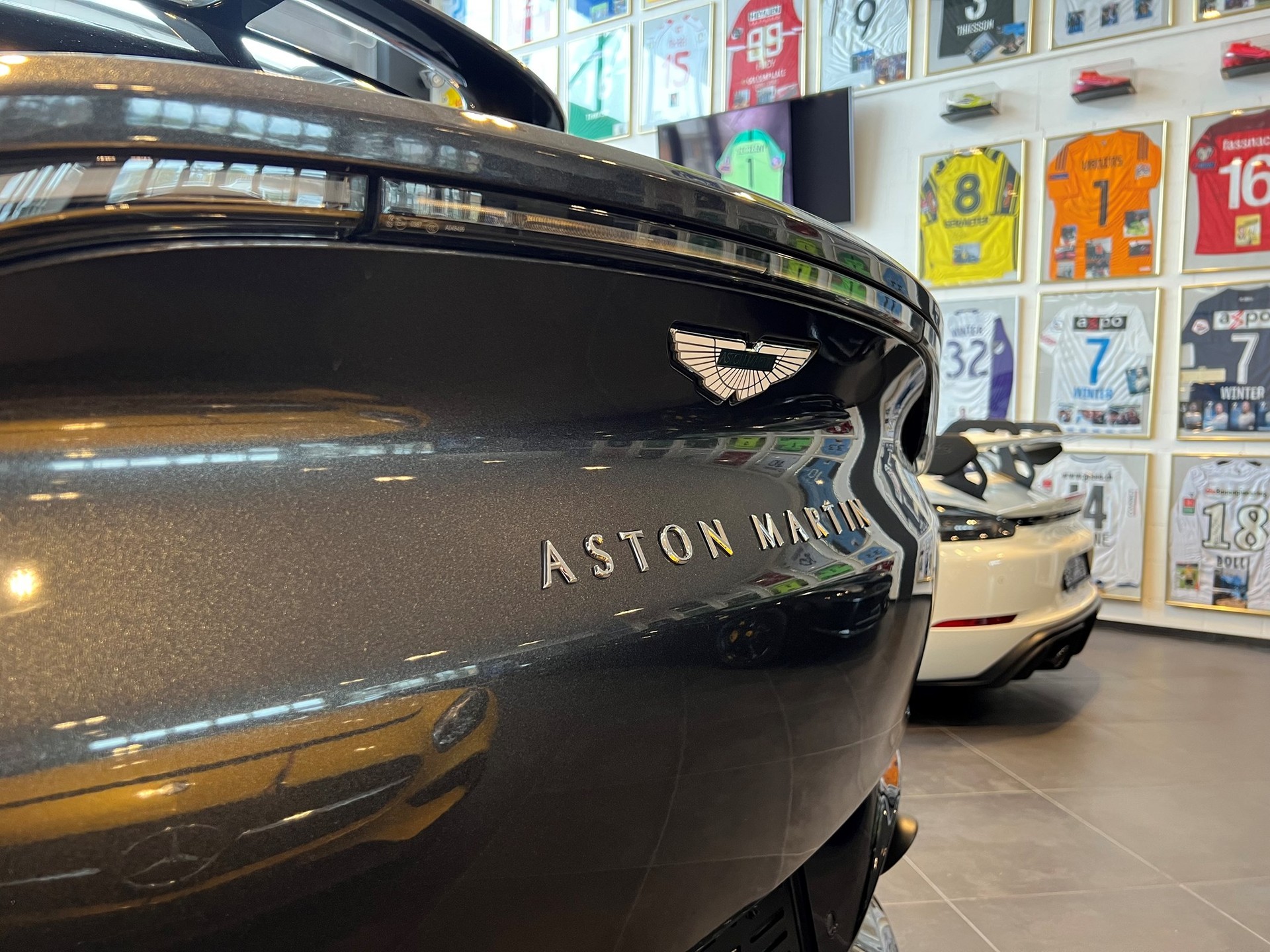 ASTON MARTIN DBX 4.0 V8-image-9