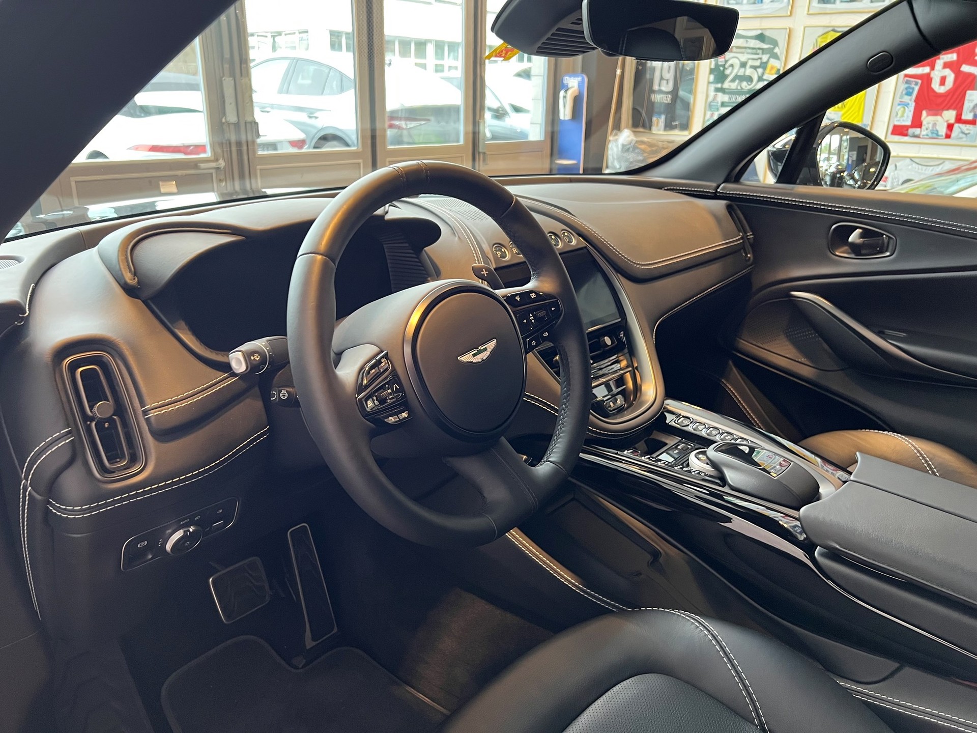 ASTON MARTIN DBX 4.0 V8-image-15