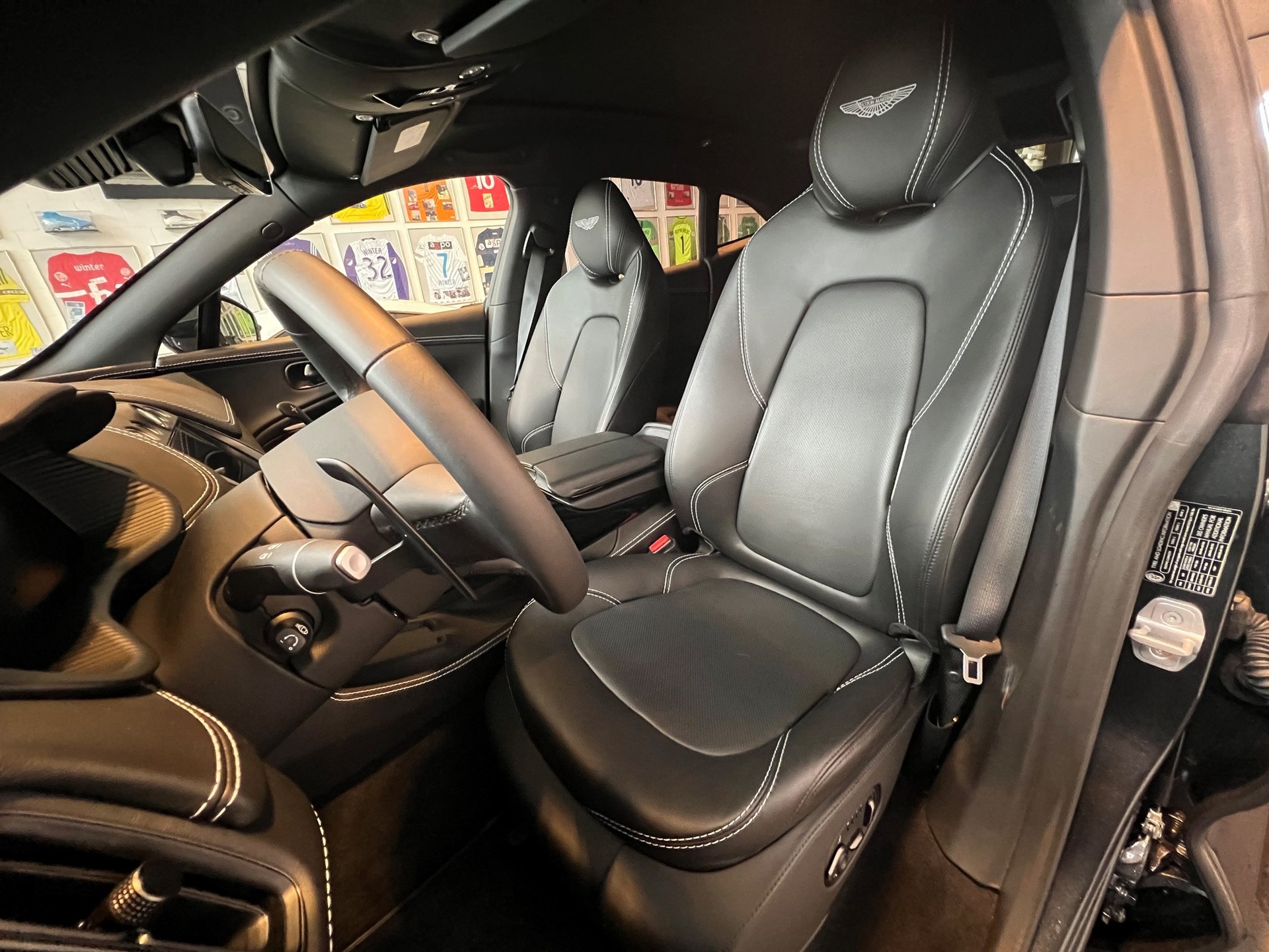 ASTON MARTIN DBX 4.0 V8-image-17