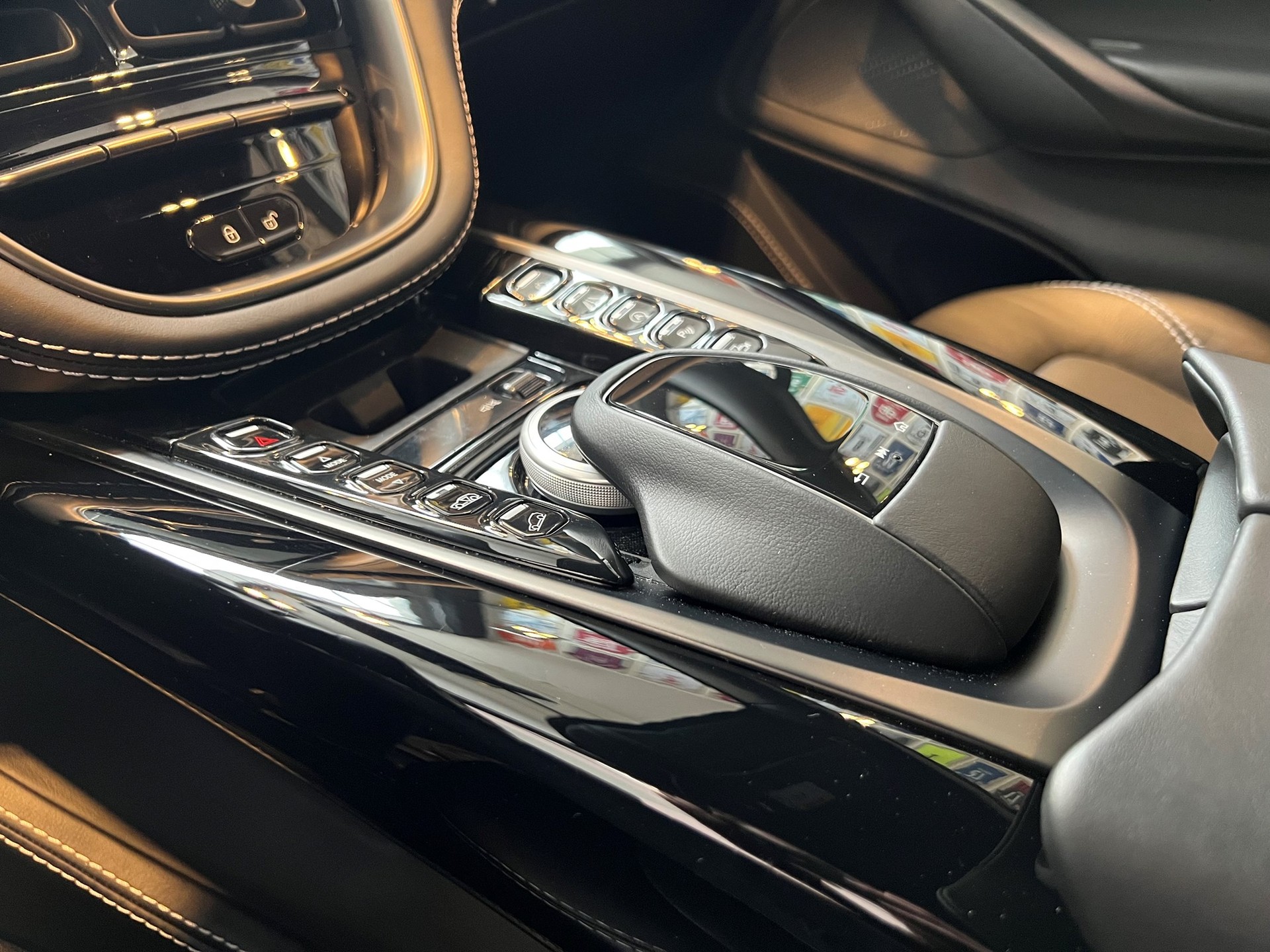 ASTON MARTIN DBX 4.0 V8-image-18