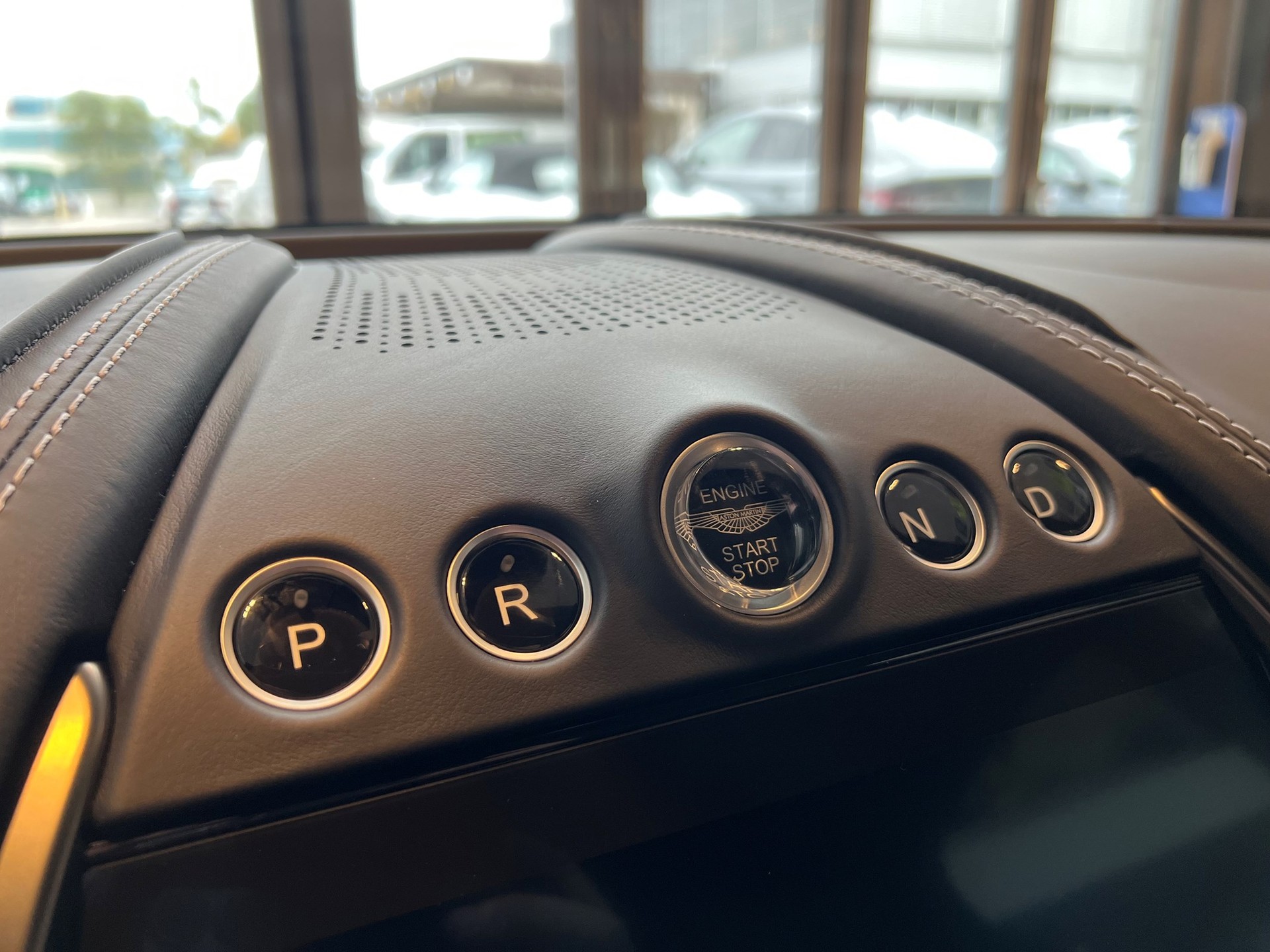 ASTON MARTIN DBX 4.0 V8-image-19
