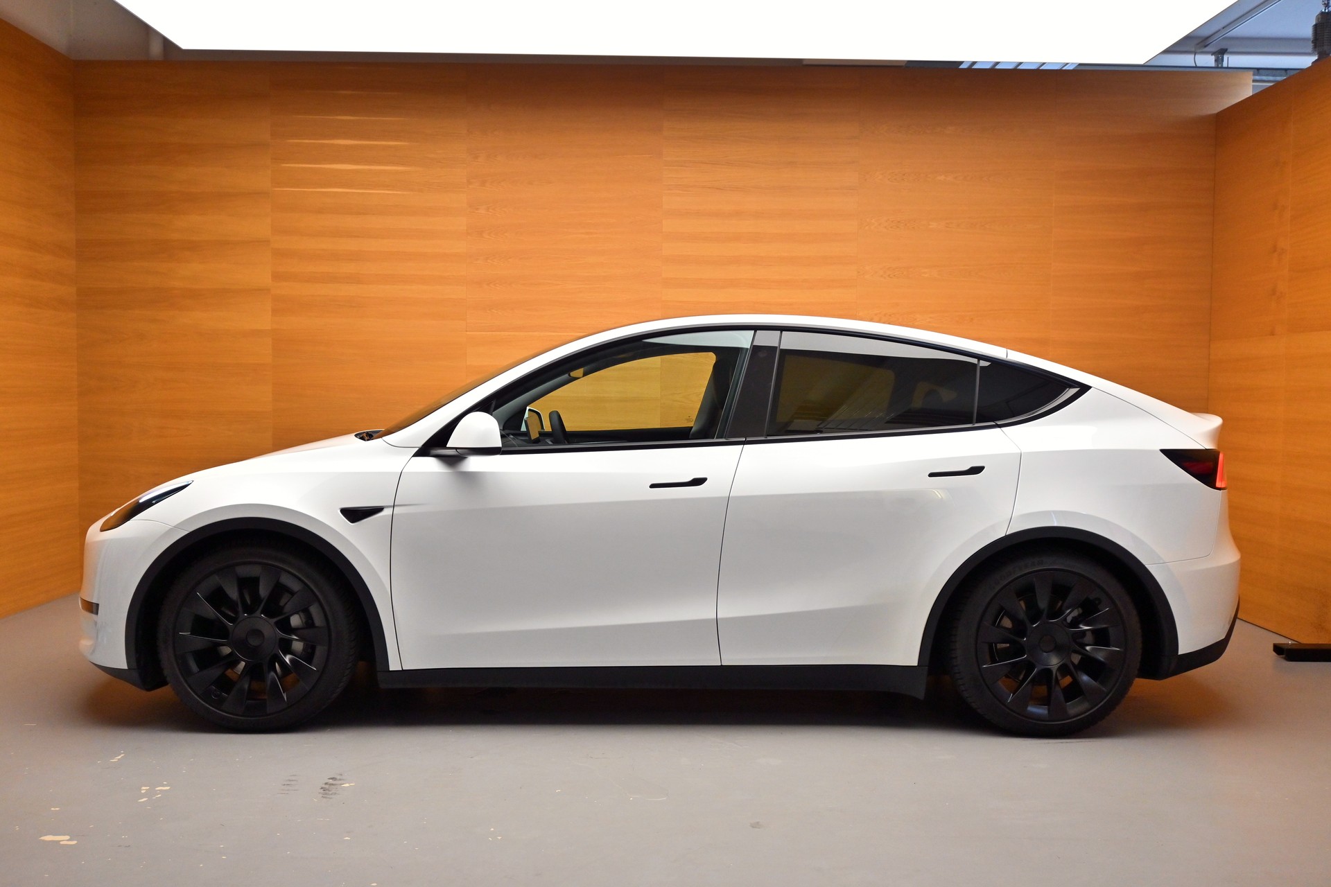 TESLA Model Y RWD-showroom-element-2