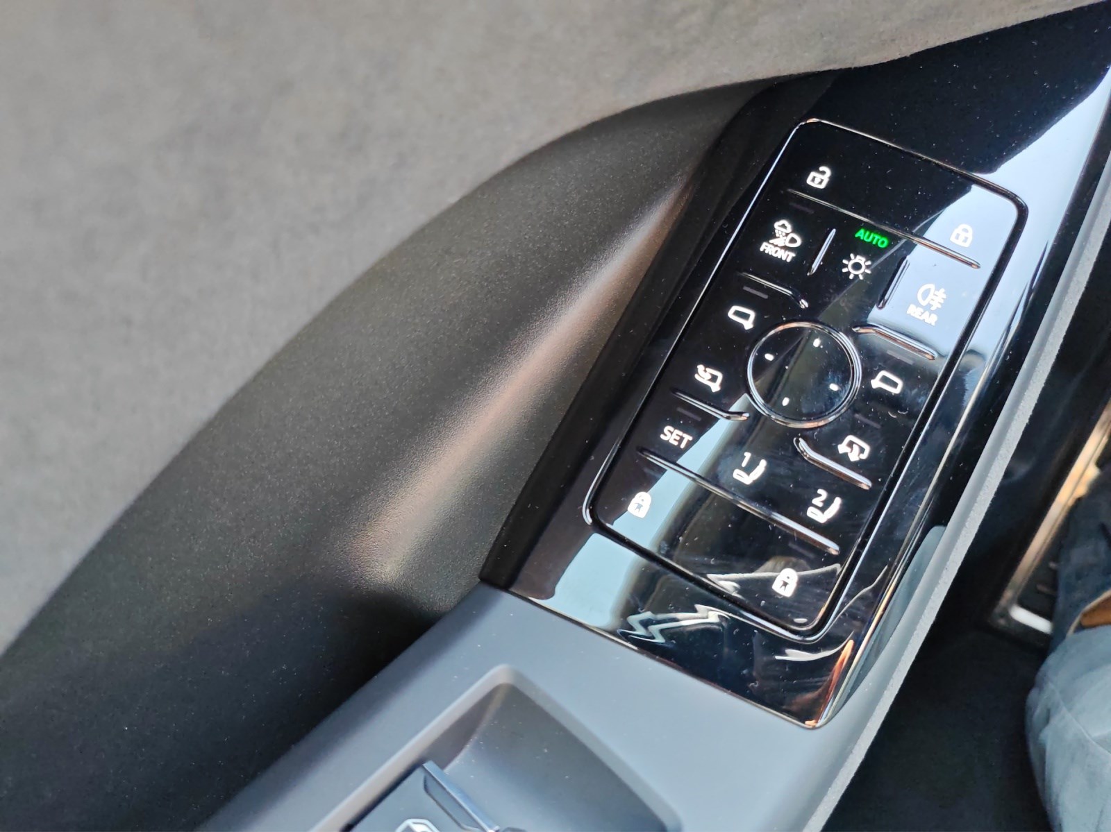 AUDI Q6 e-tron quattro-image-15