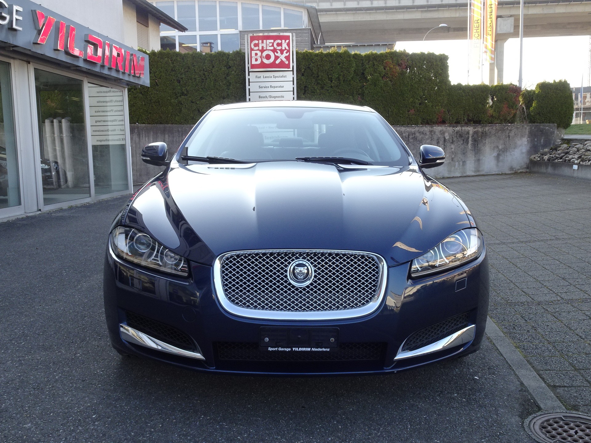 JAGUAR XF 2.2d-showroom-element-1