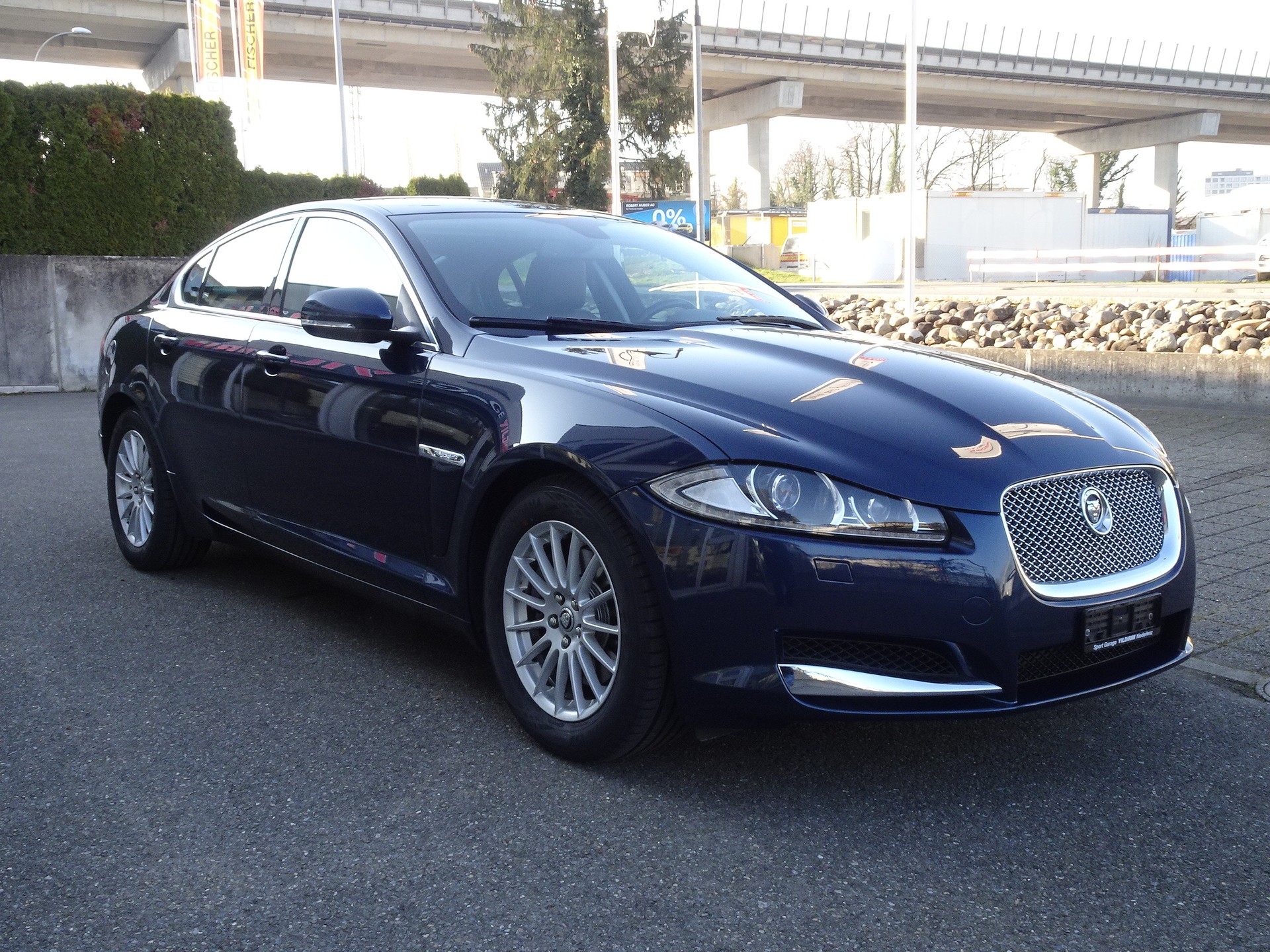 JAGUAR XF 2.2d-showroom-element-2