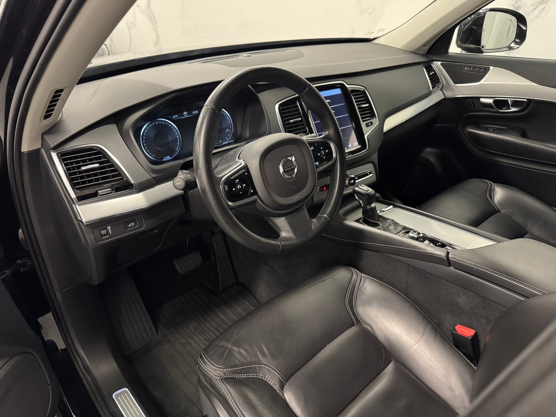 VOLVO XC90 T5 AWD Momentum Geartronic-image-4