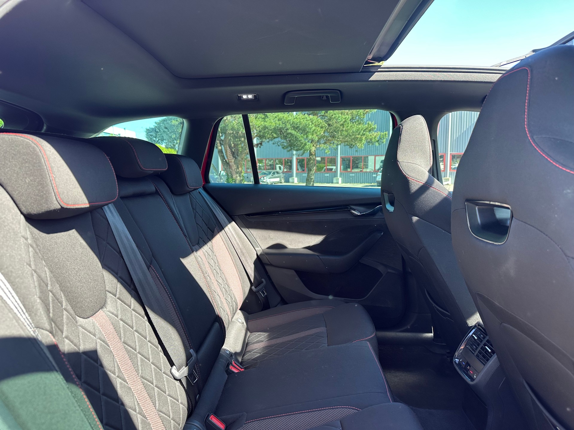 SKODA Octavia Combi 2.0 TSI DSG RS-image-15