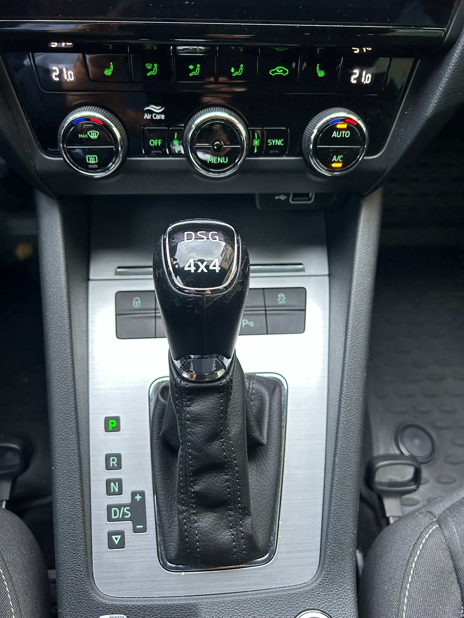 SKODA Octavia Combi 2.0 TSI Ambition 4x4 DSG-image-7