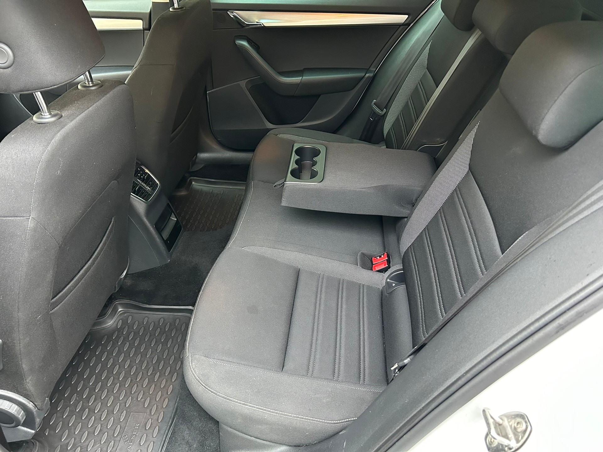 SKODA Octavia Combi 2.0 TSI Ambition 4x4 DSG-image-10