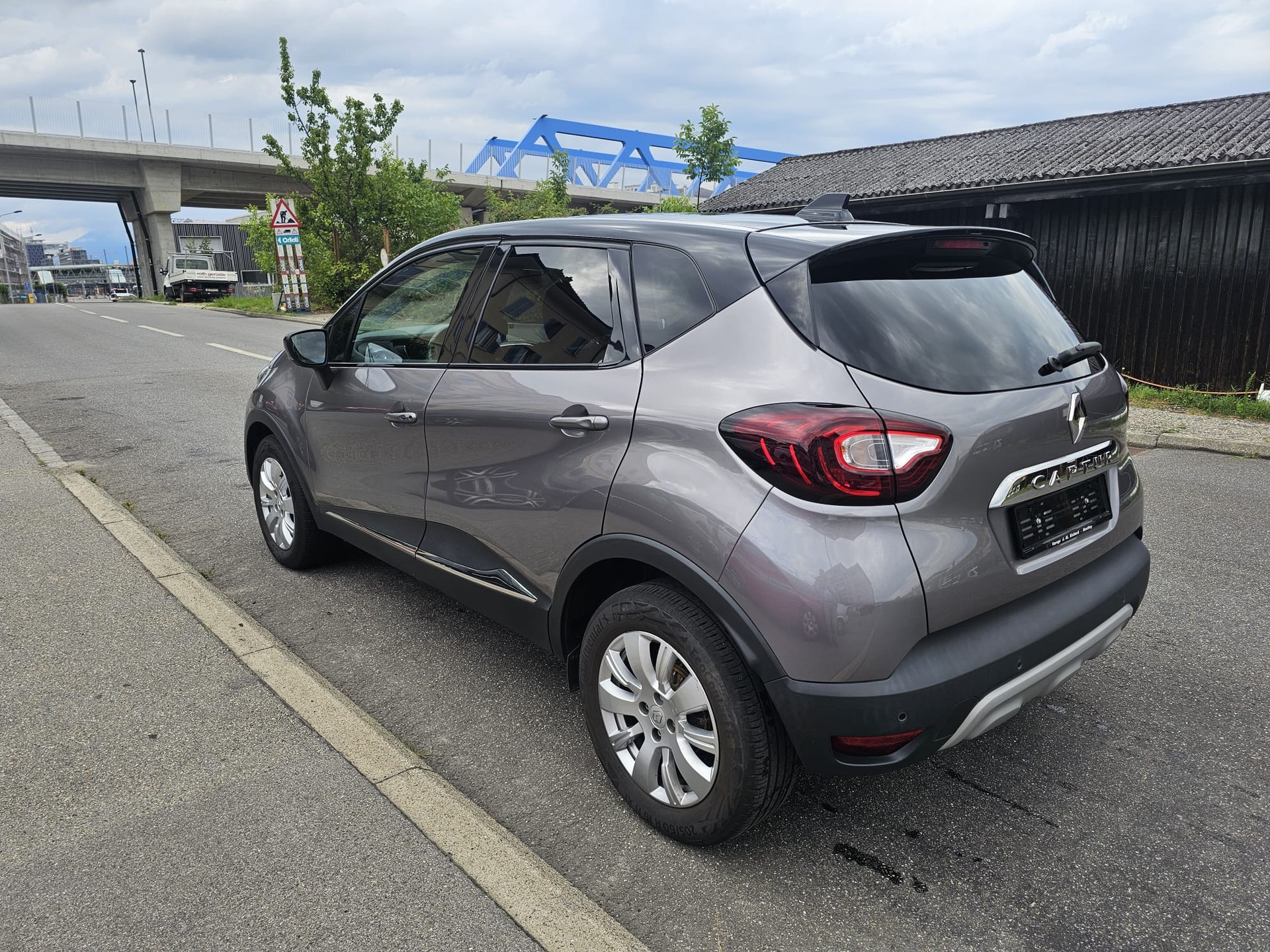 RENAULT Captur 1.3 T 16V Red Edition EDC-showroom-element-3