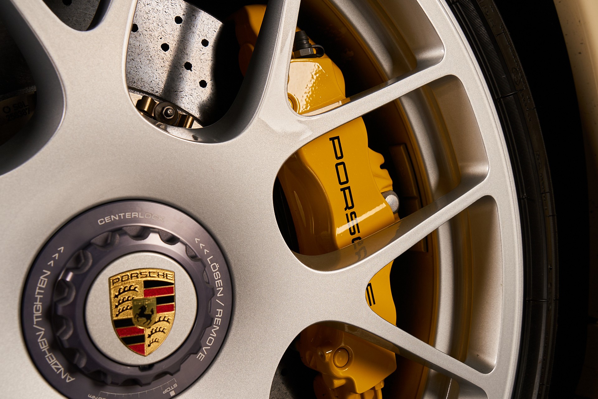 PORSCHE Turbo-showroom-element-3