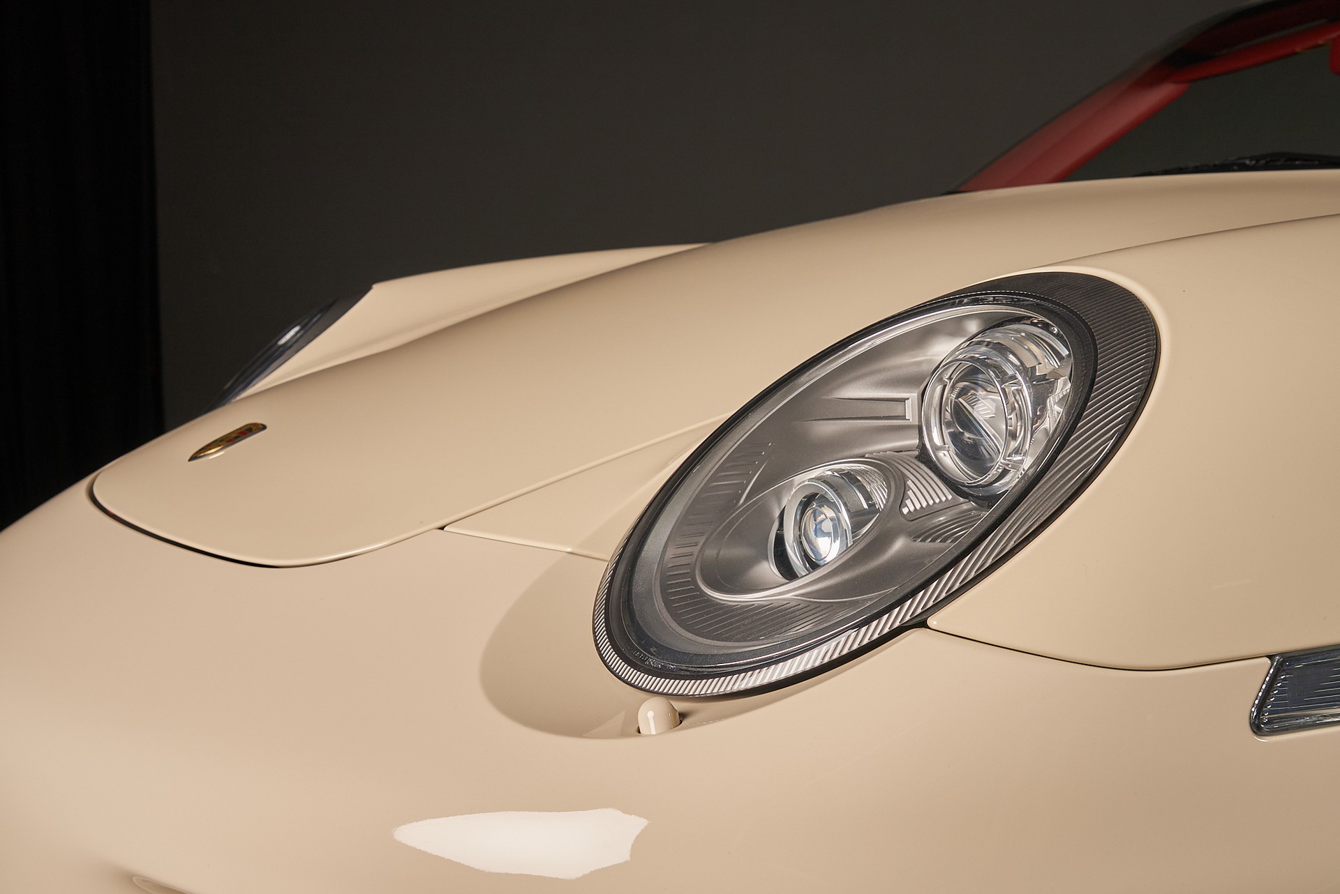 PORSCHE Turbo-showroom-element-1