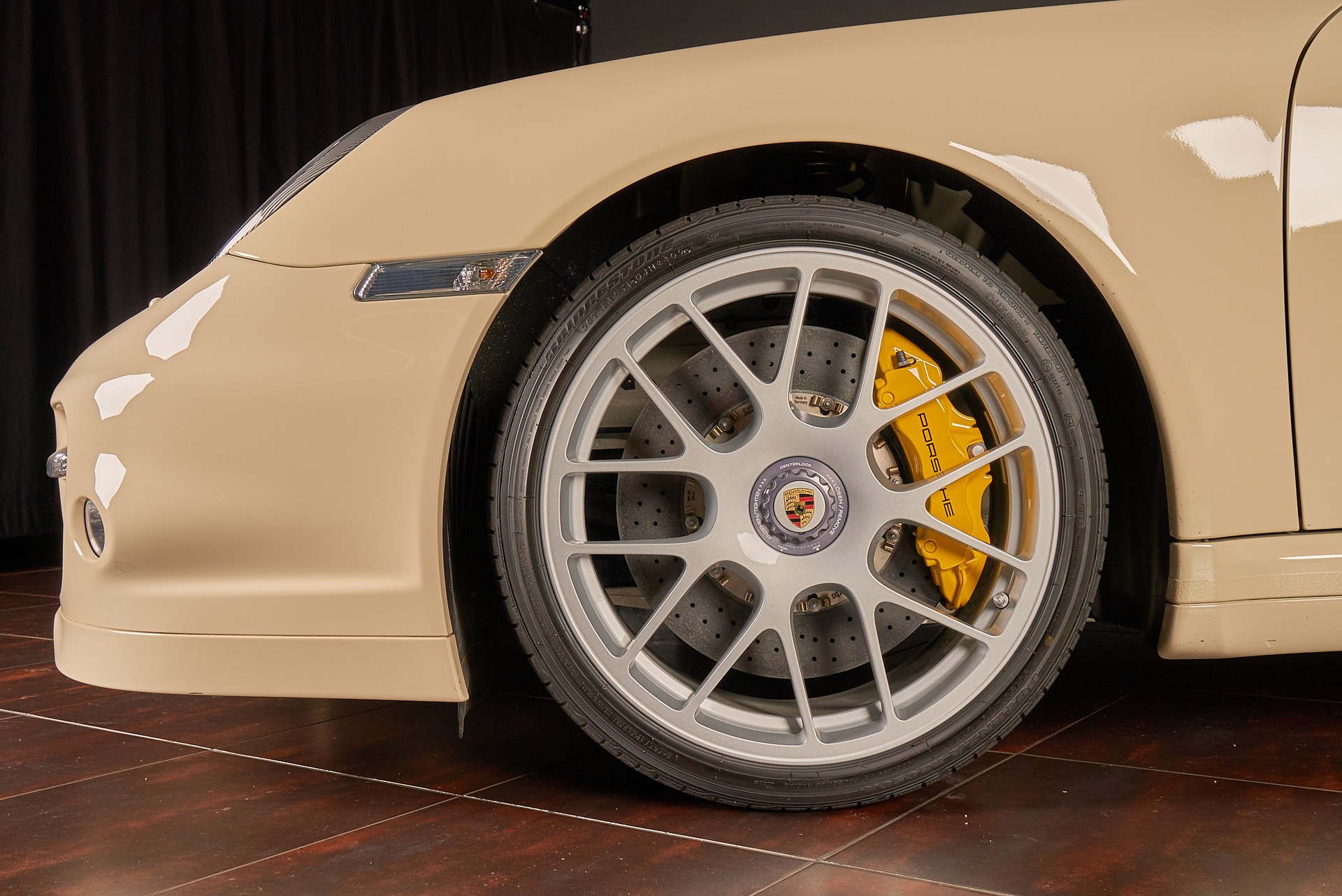 PORSCHE Turbo-showroom-element-2