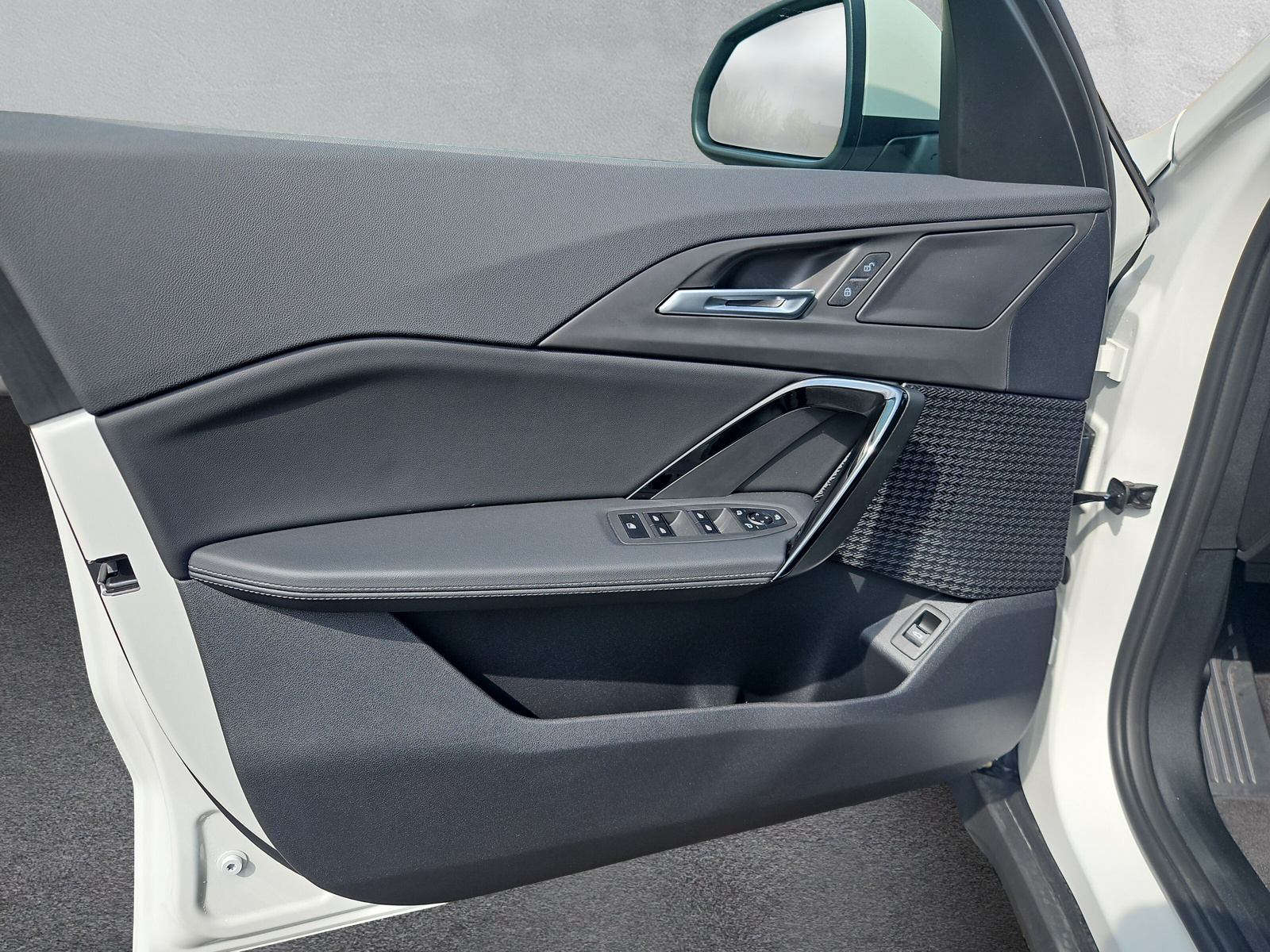 BMW iX1 eDrive 20-image-16