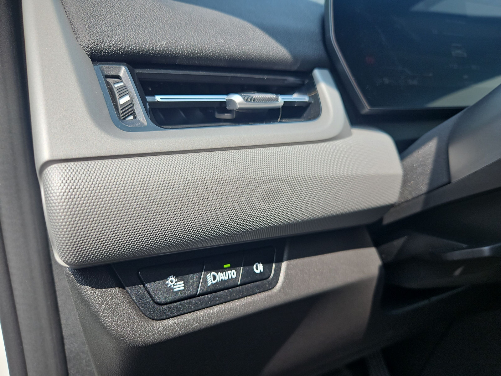 BMW iX1 eDrive 20-image-23