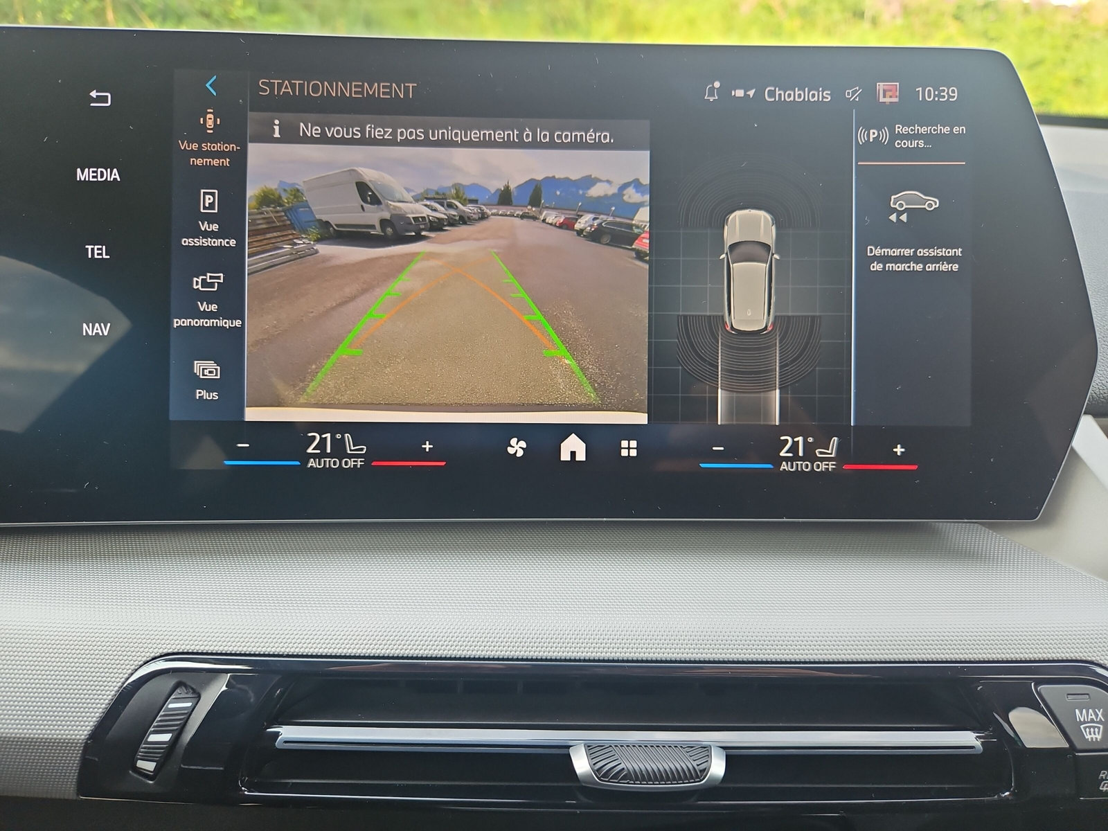 BMW iX1 eDrive 20-image-21
