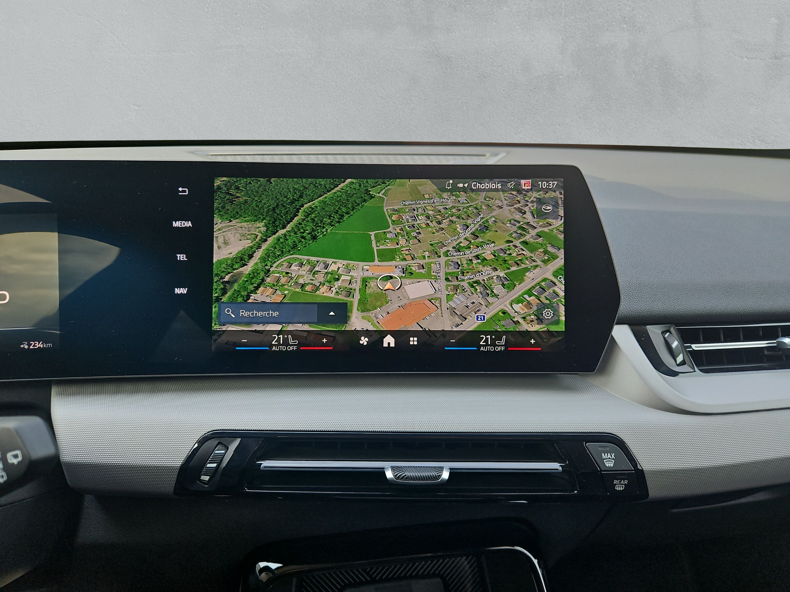BMW iX1 eDrive 20-image-14