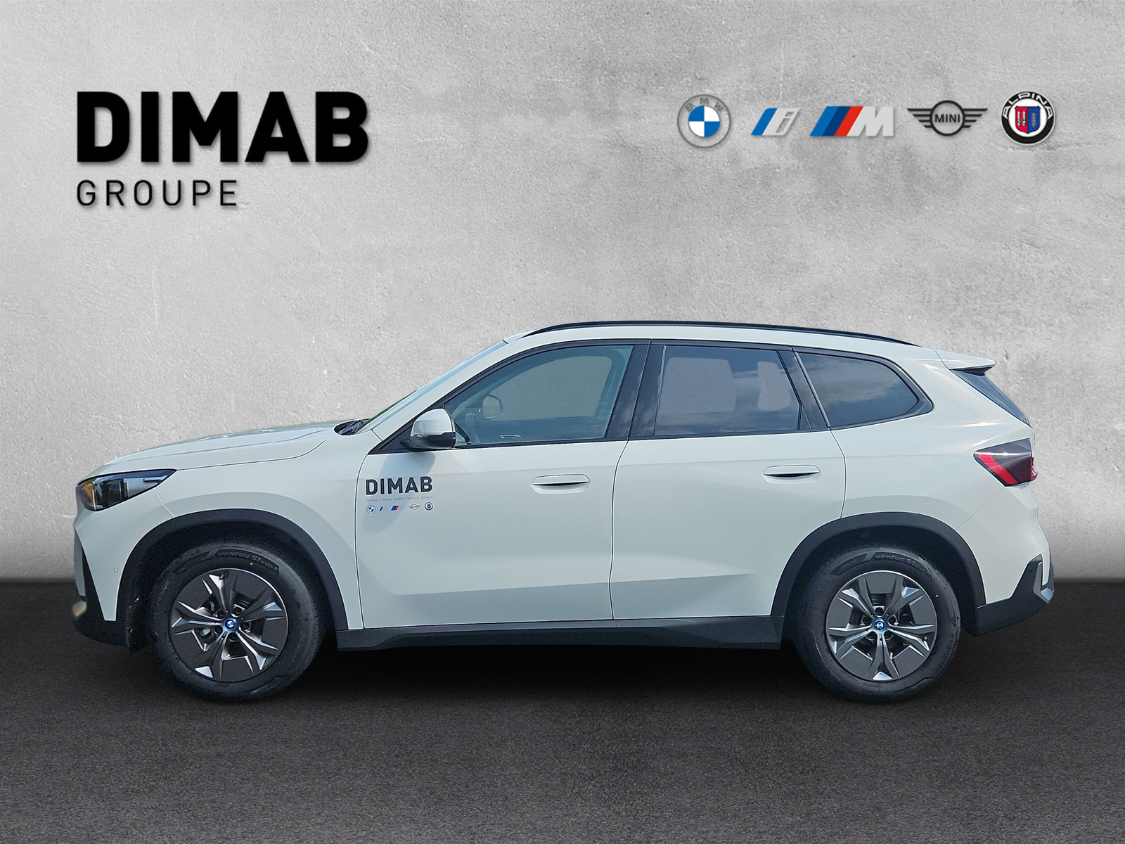 BMW iX1 eDrive 20-image-1