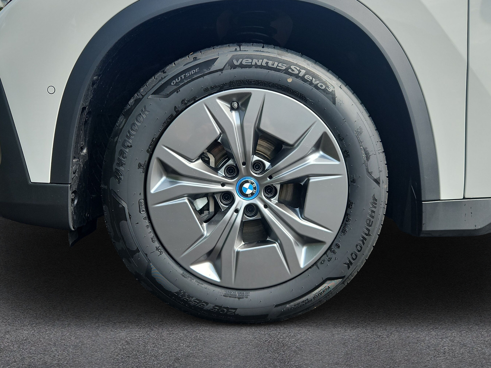 BMW iX1 eDrive 20-image-8