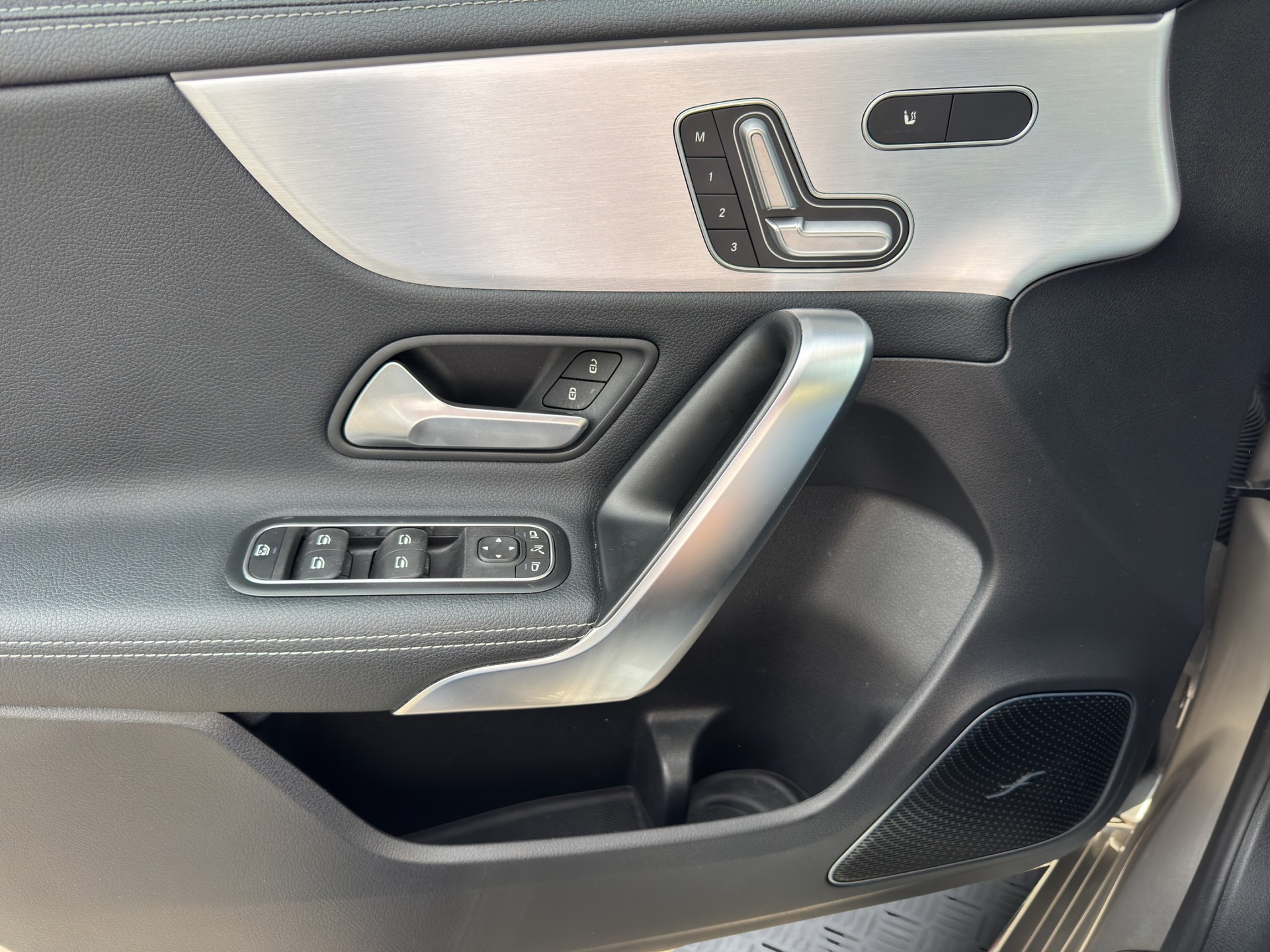 MERCEDES-BENZ A 35 AMG 4Matic Speedshift-image-8