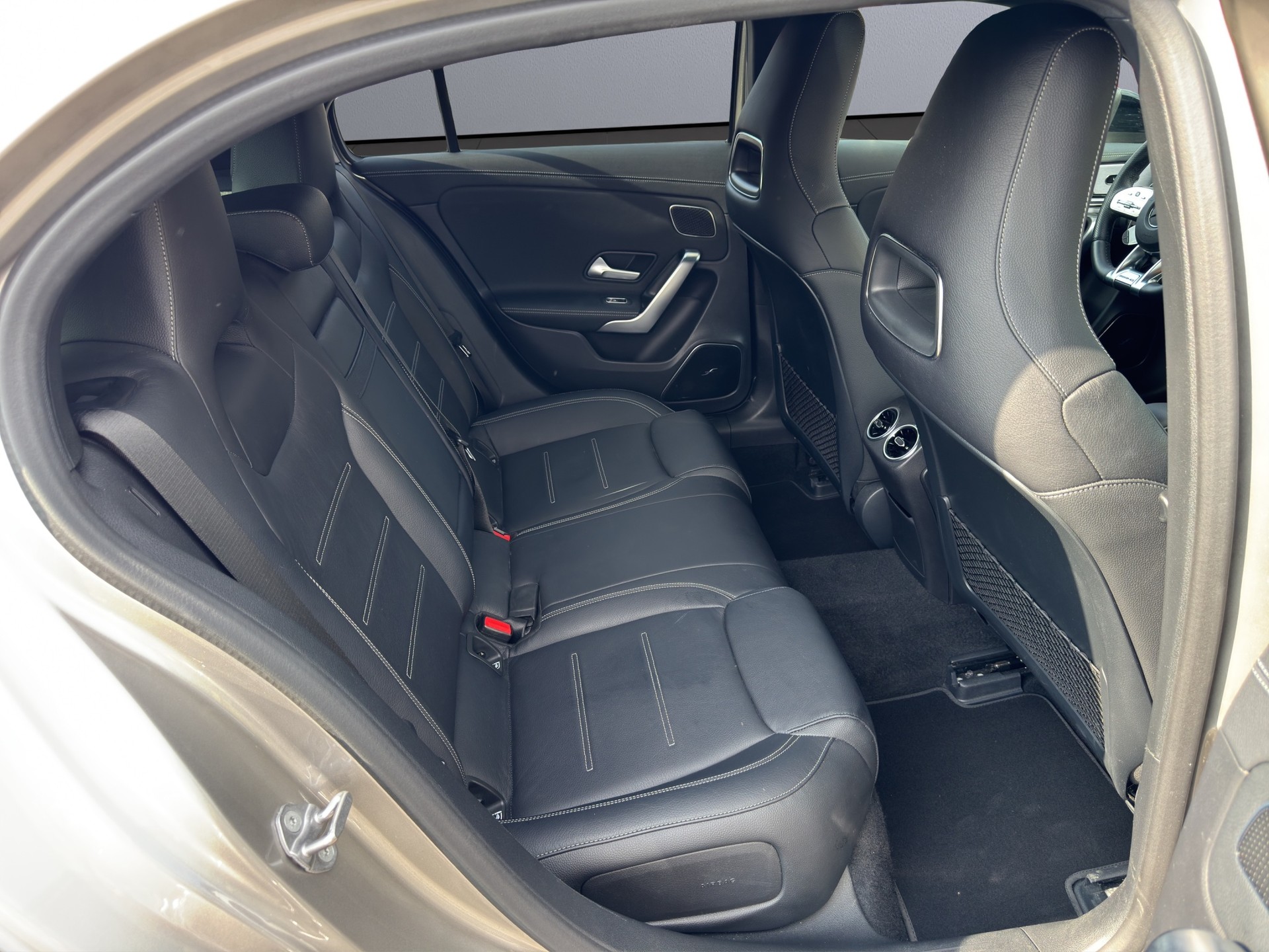 MERCEDES-BENZ A 35 AMG 4Matic Speedshift-image-15