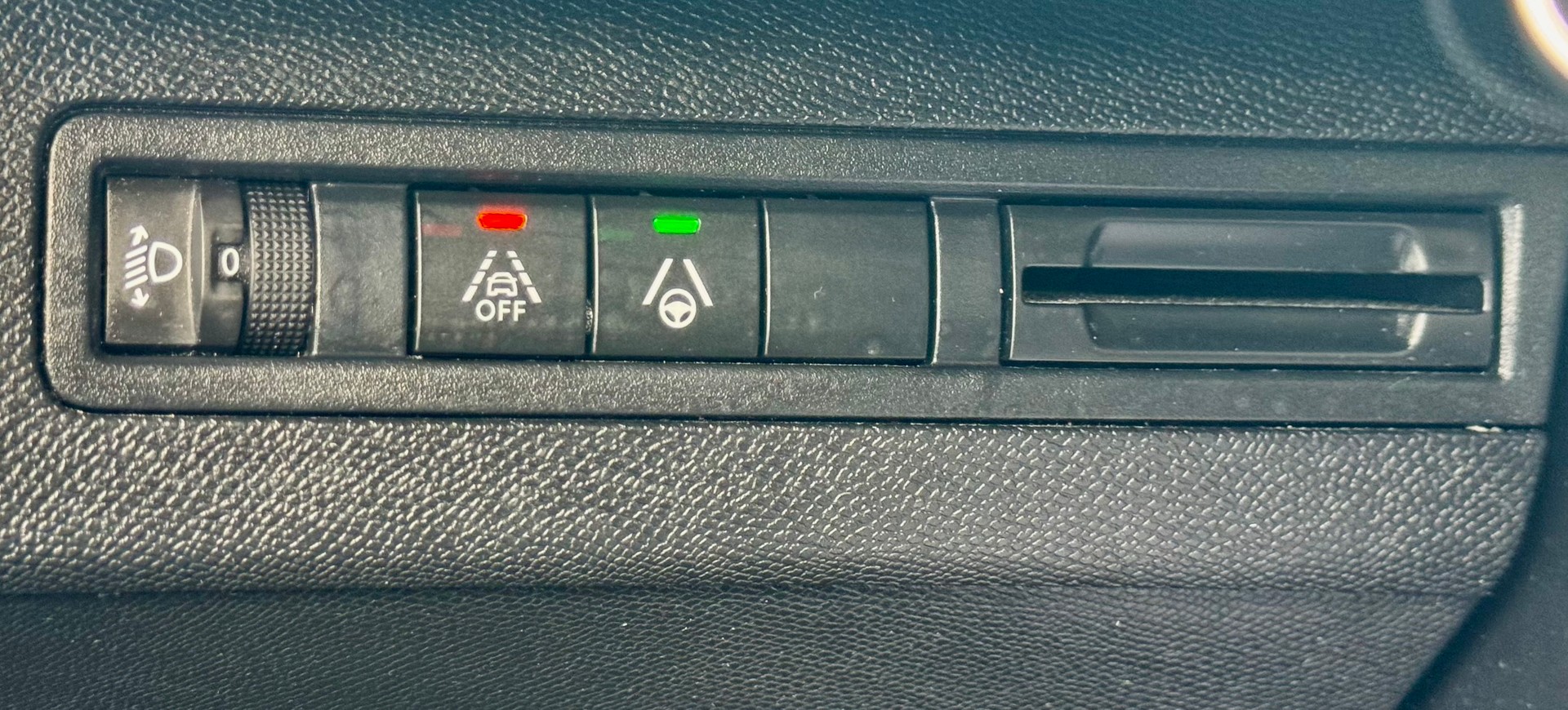 PEUGEOT 5008 1.5 BlueHDi Allure Pack, 7 Plätze, Model 2022-image-18