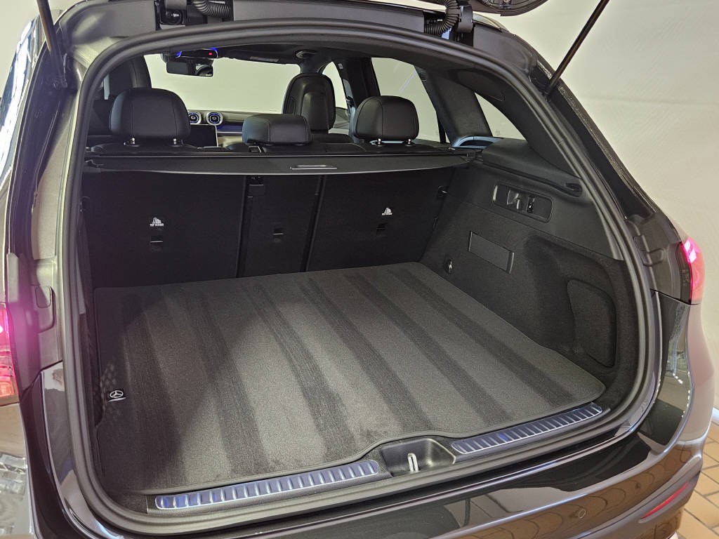MERCEDES-BENZ GLC 300 d 4Matic AMG Line-showroom-element-3