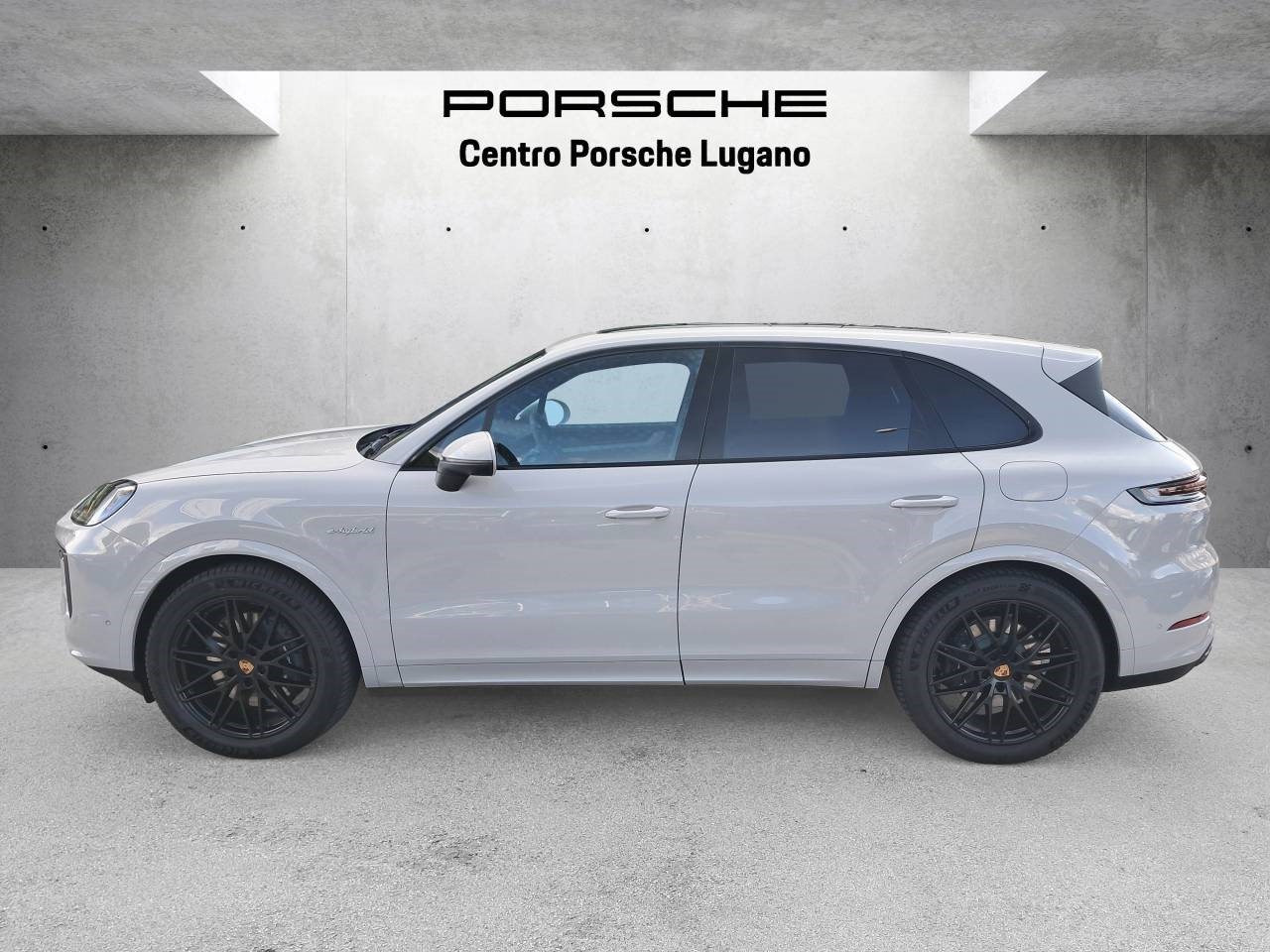 PORSCHE CAYENNE E-Hybrid-showroom-element-1