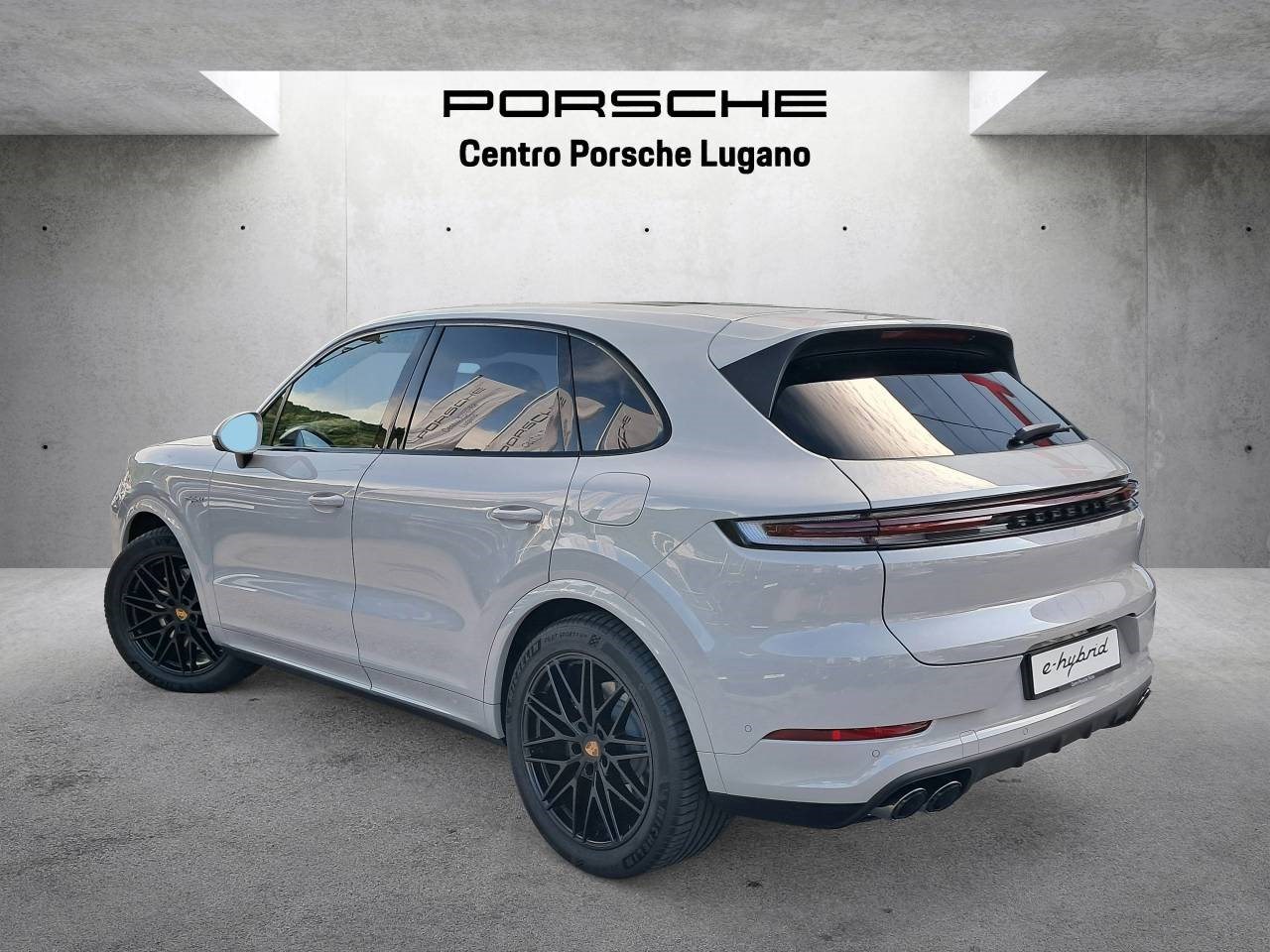 PORSCHE CAYENNE E-Hybrid-showroom-element-2