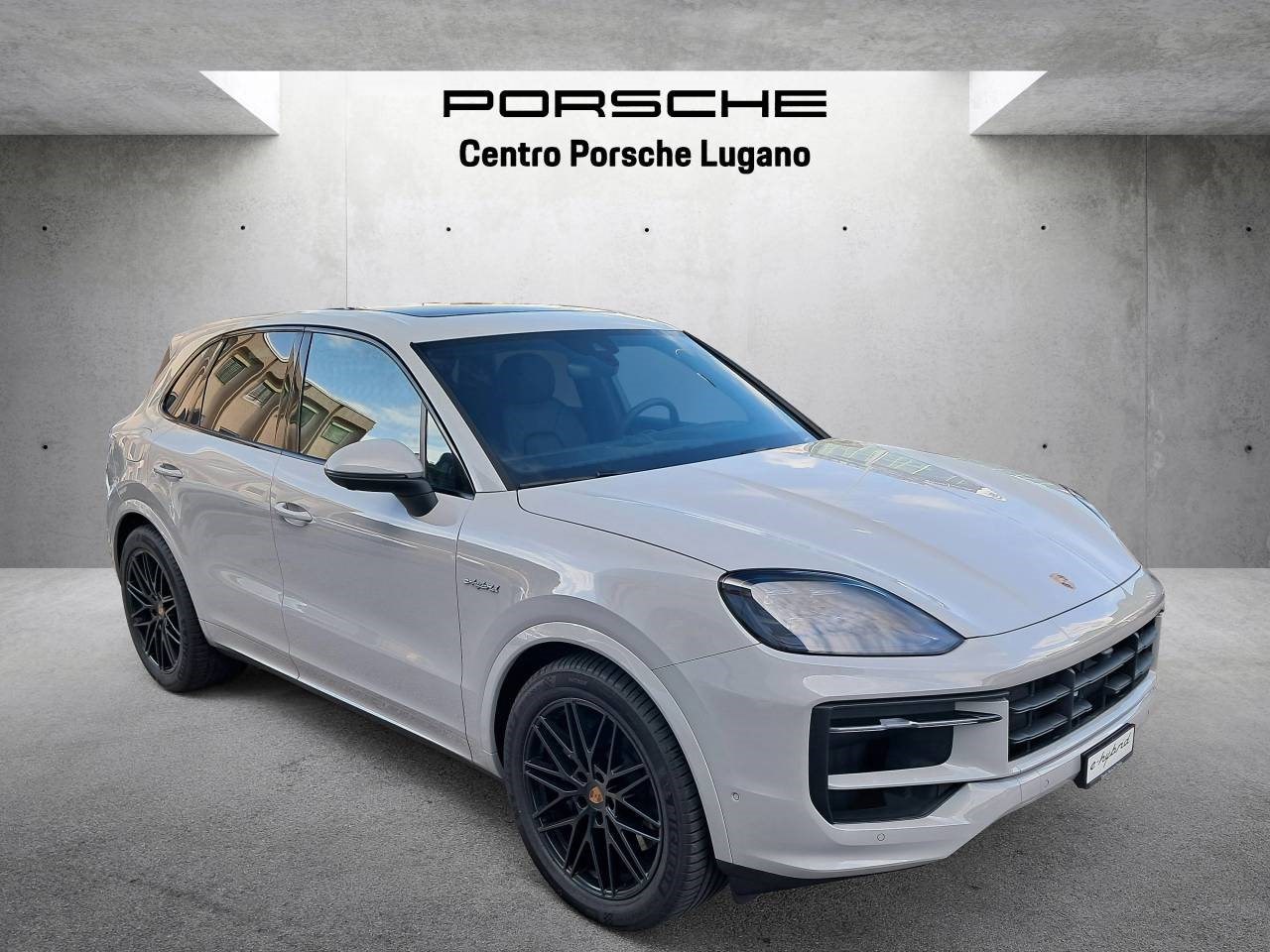 PORSCHE CAYENNE E-Hybrid-showroom-element-3