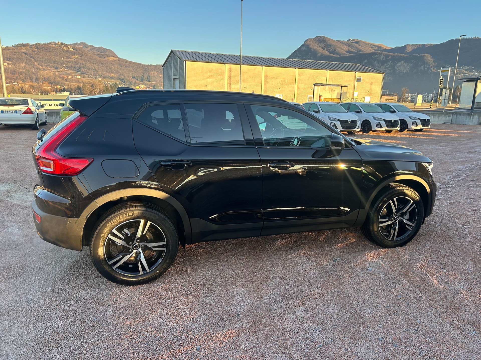 VOLVO XC40 B3 Benzin Mild Hybrid Plus Dark DCT-showroom-element-2