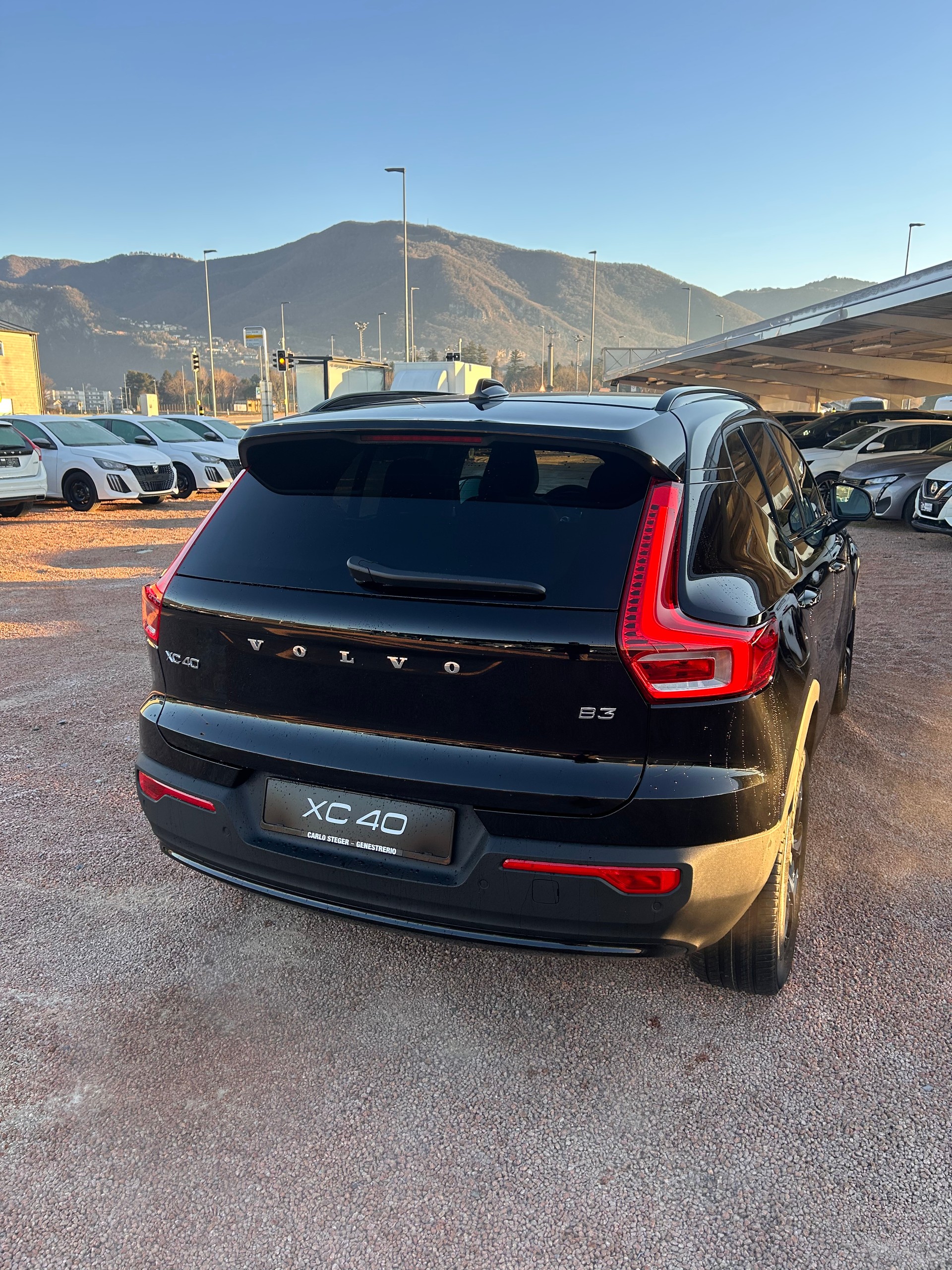 VOLVO XC40 B3 Benzin Mild Hybrid Plus Dark DCT-showroom-element-3