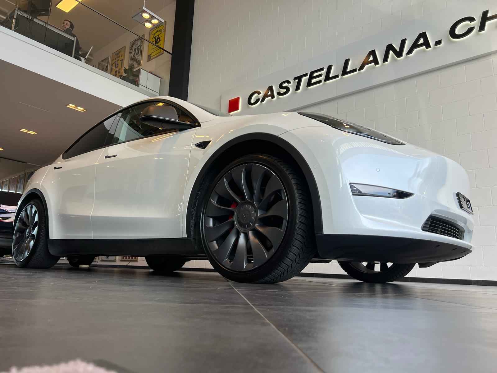 TESLA Model Y Performance-showroom-element-3