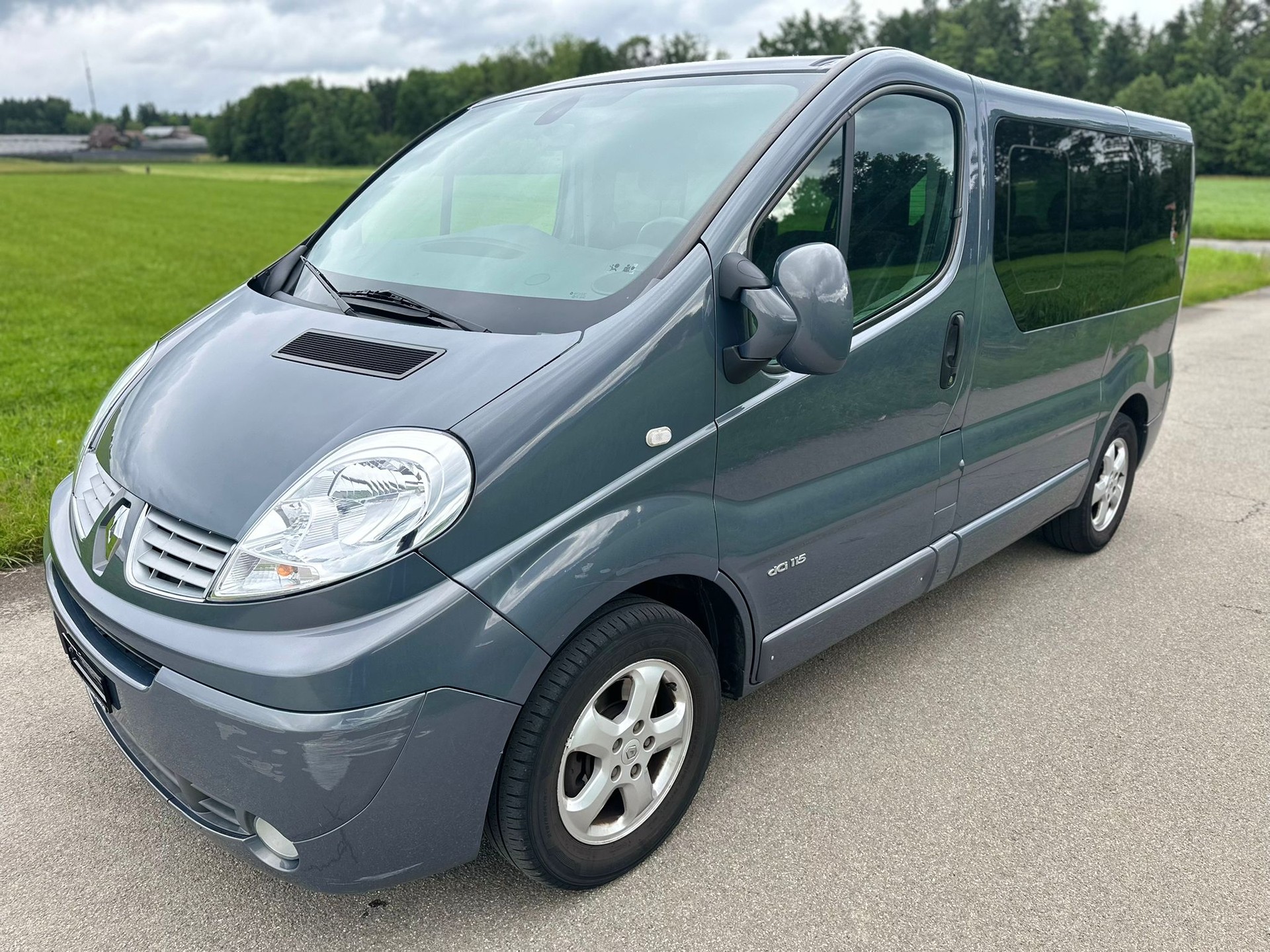 RENAULT Trafic 2.0 dCi Eco Grand Passenger Black Edition-showroom-element-1