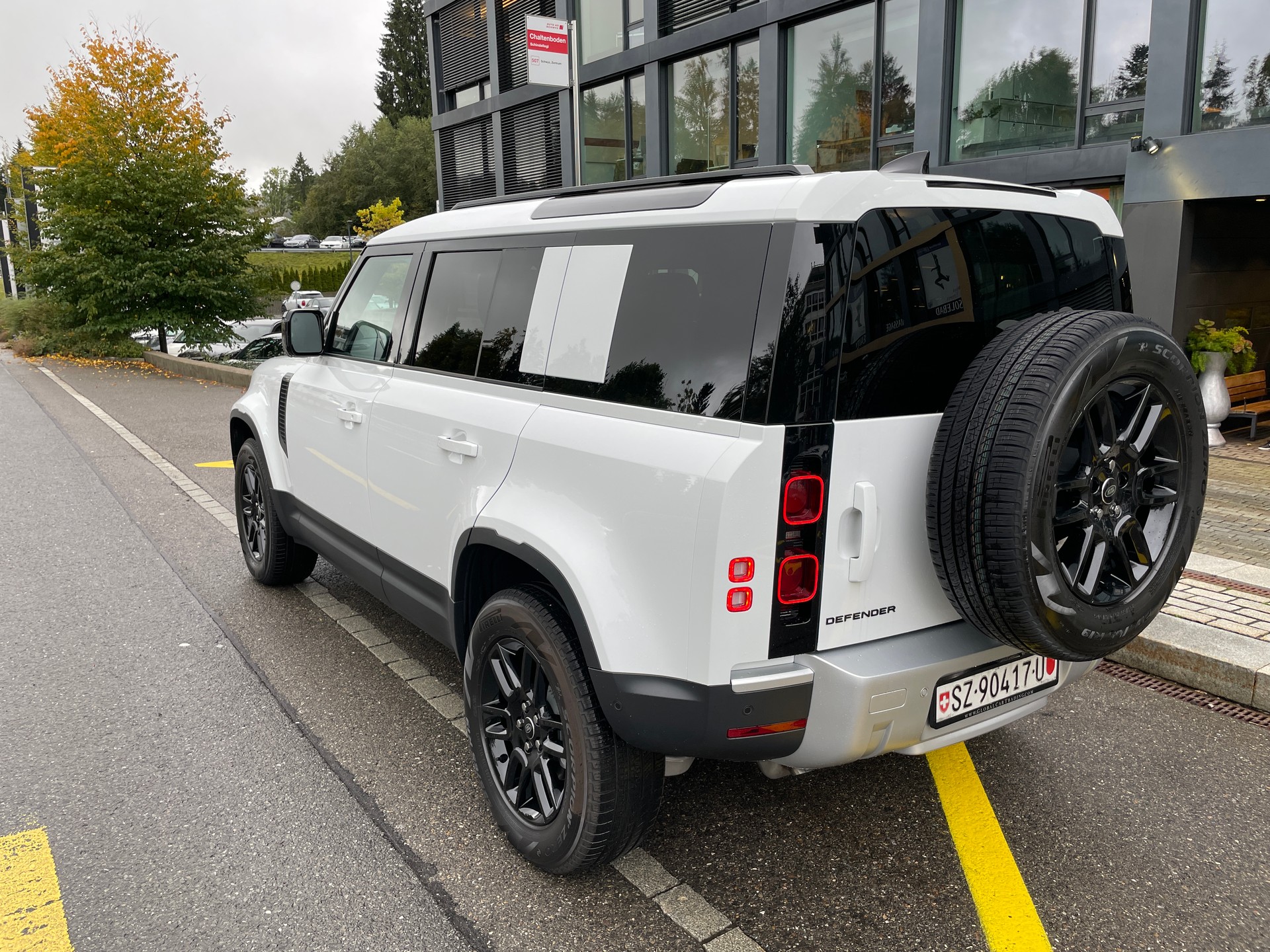 LAND ROVER Defender 110 3.0 D I6 200 S AWD AT8-image-8