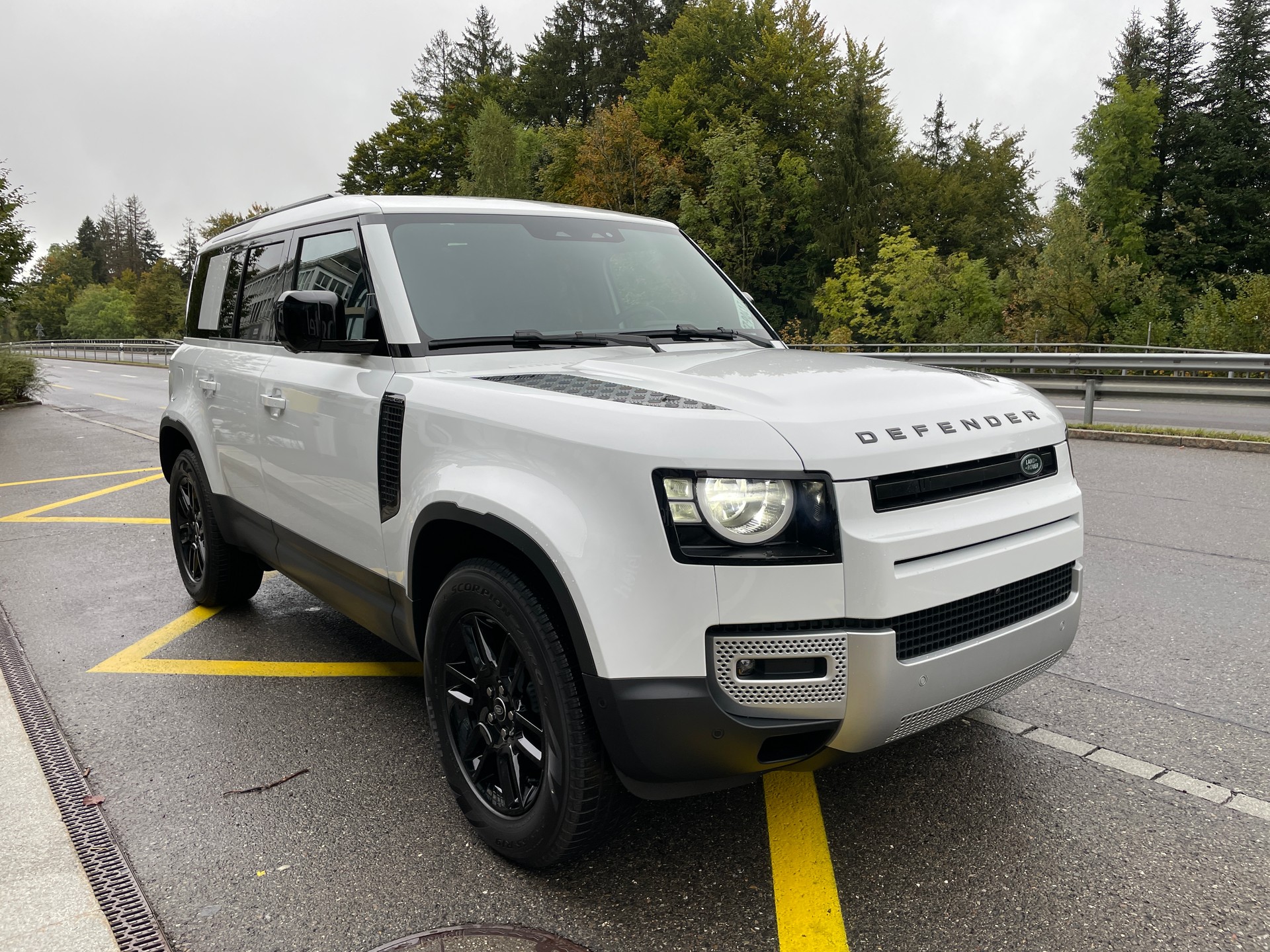 LAND ROVER Defender 110 3.0 D I6 200 S AWD AT8-showroom-element-2
