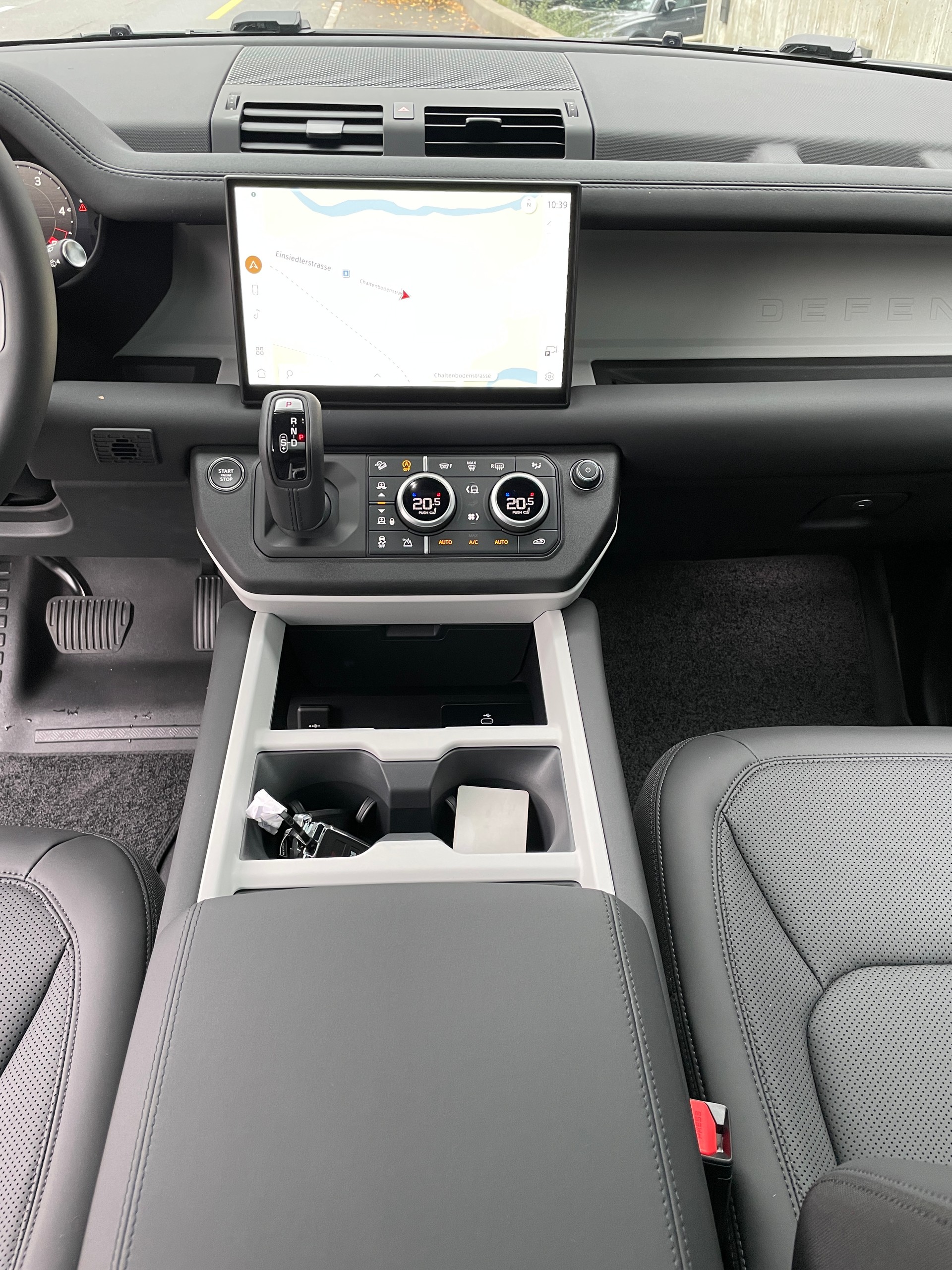 LAND ROVER Defender 110 3.0 D I6 200 S AWD AT8-image-17