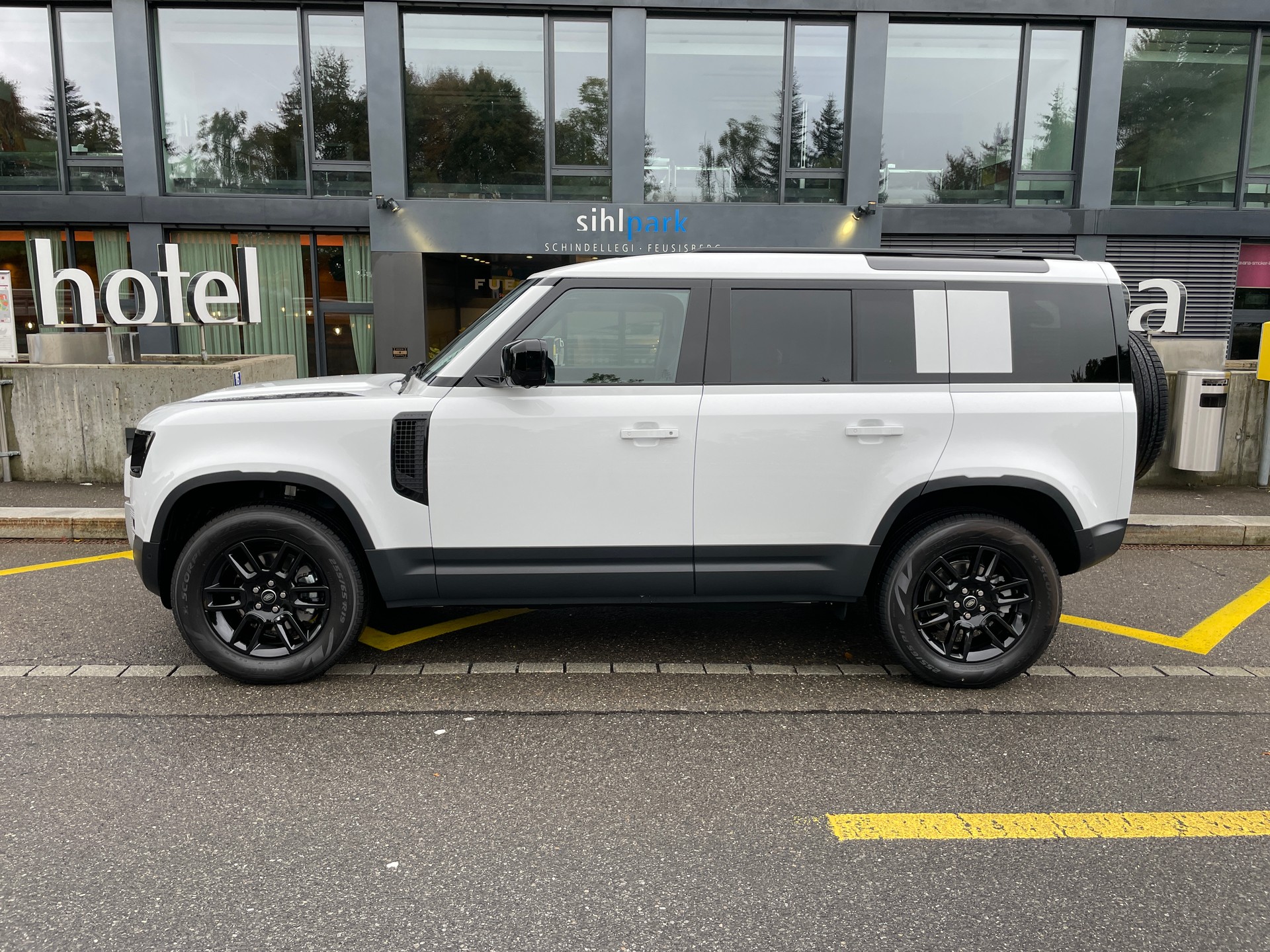 LAND ROVER Defender 110 3.0 D I6 200 S AWD AT8-image-9