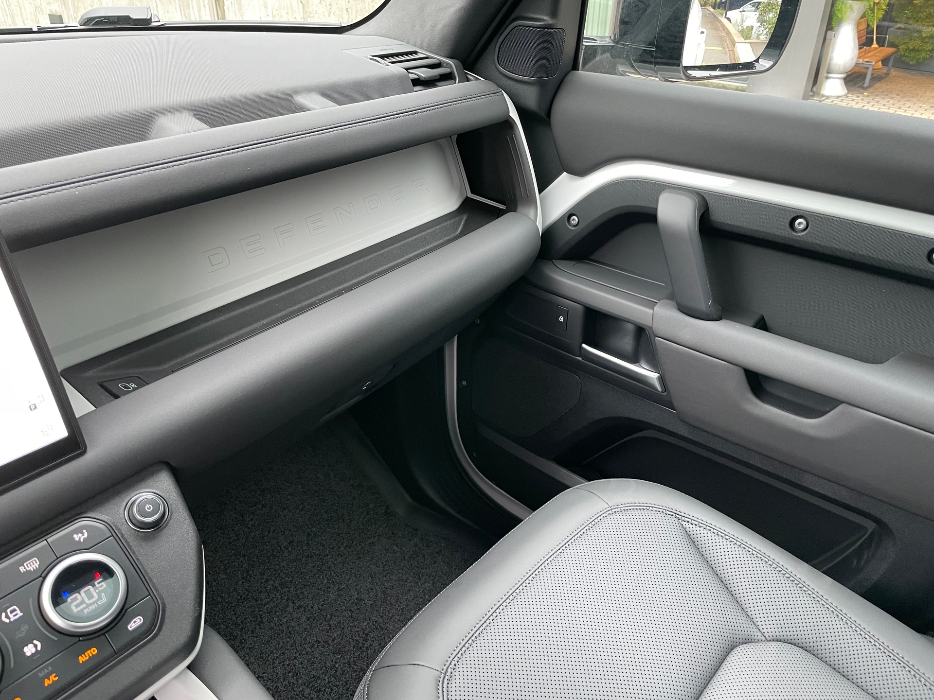 LAND ROVER Defender 110 3.0 D I6 200 S AWD AT8-image-22