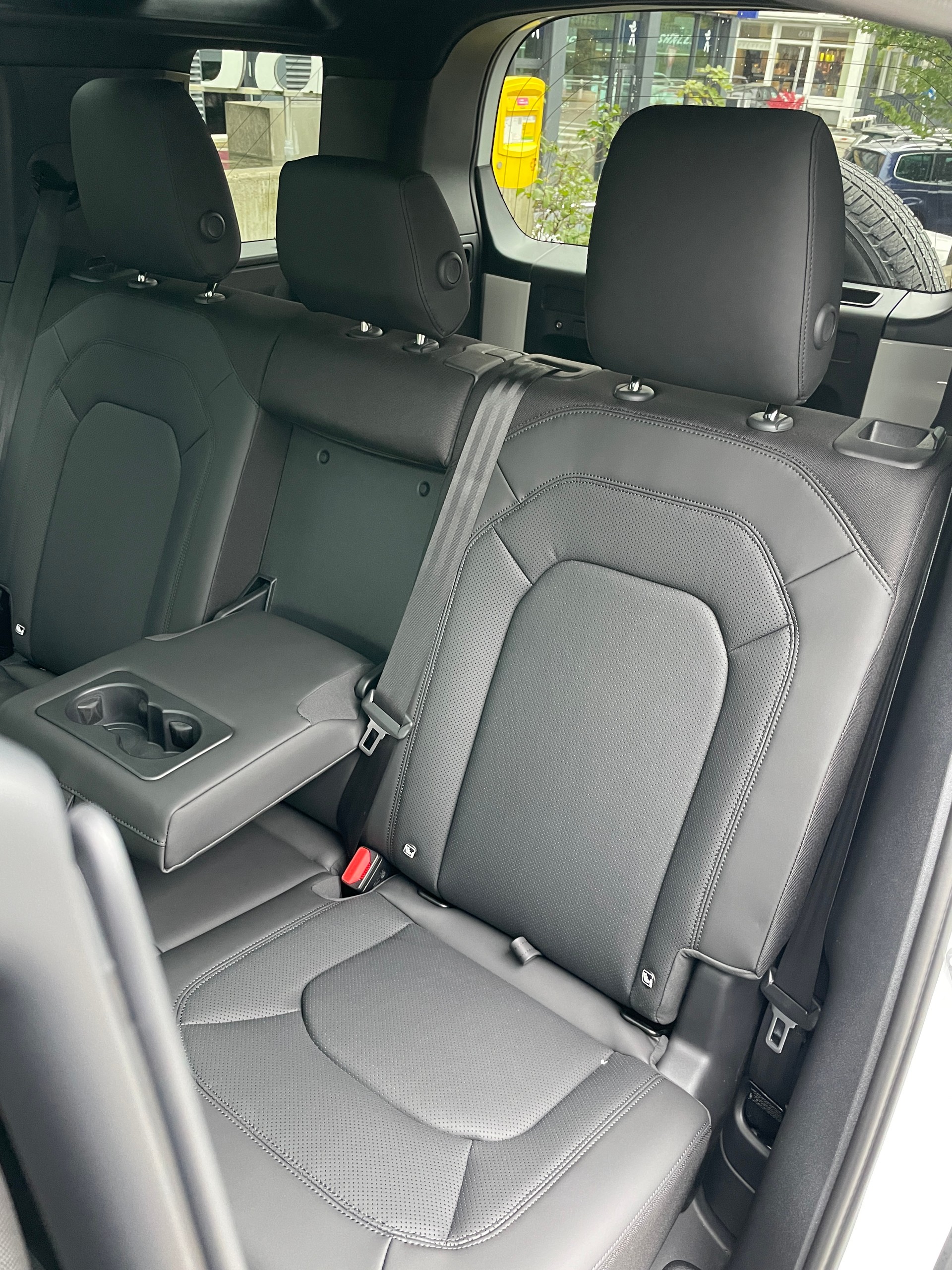 LAND ROVER Defender 110 3.0 D I6 200 S AWD AT8-image-14
