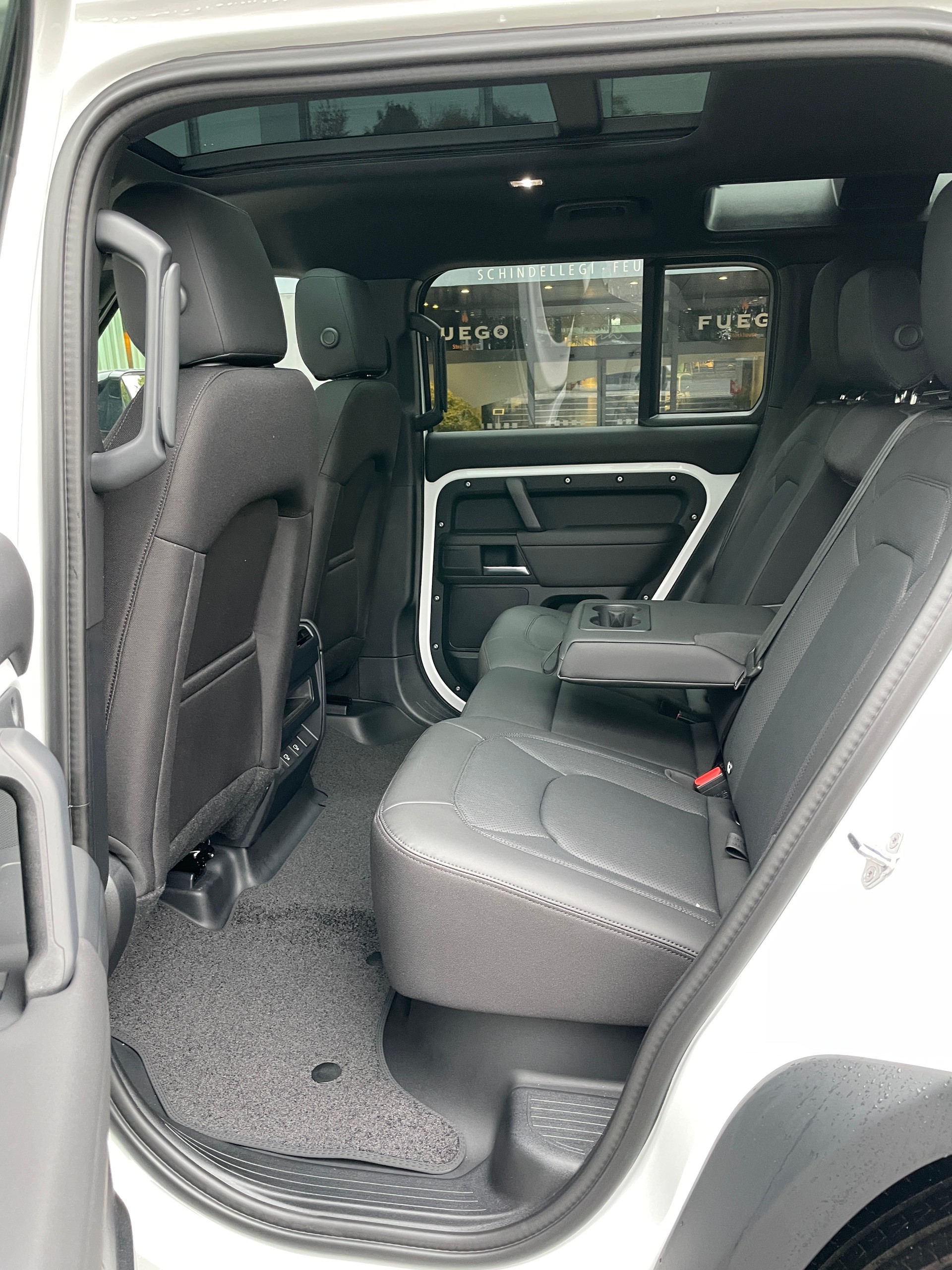 LAND ROVER Defender 110 3.0 D I6 200 S AWD AT8-image-15