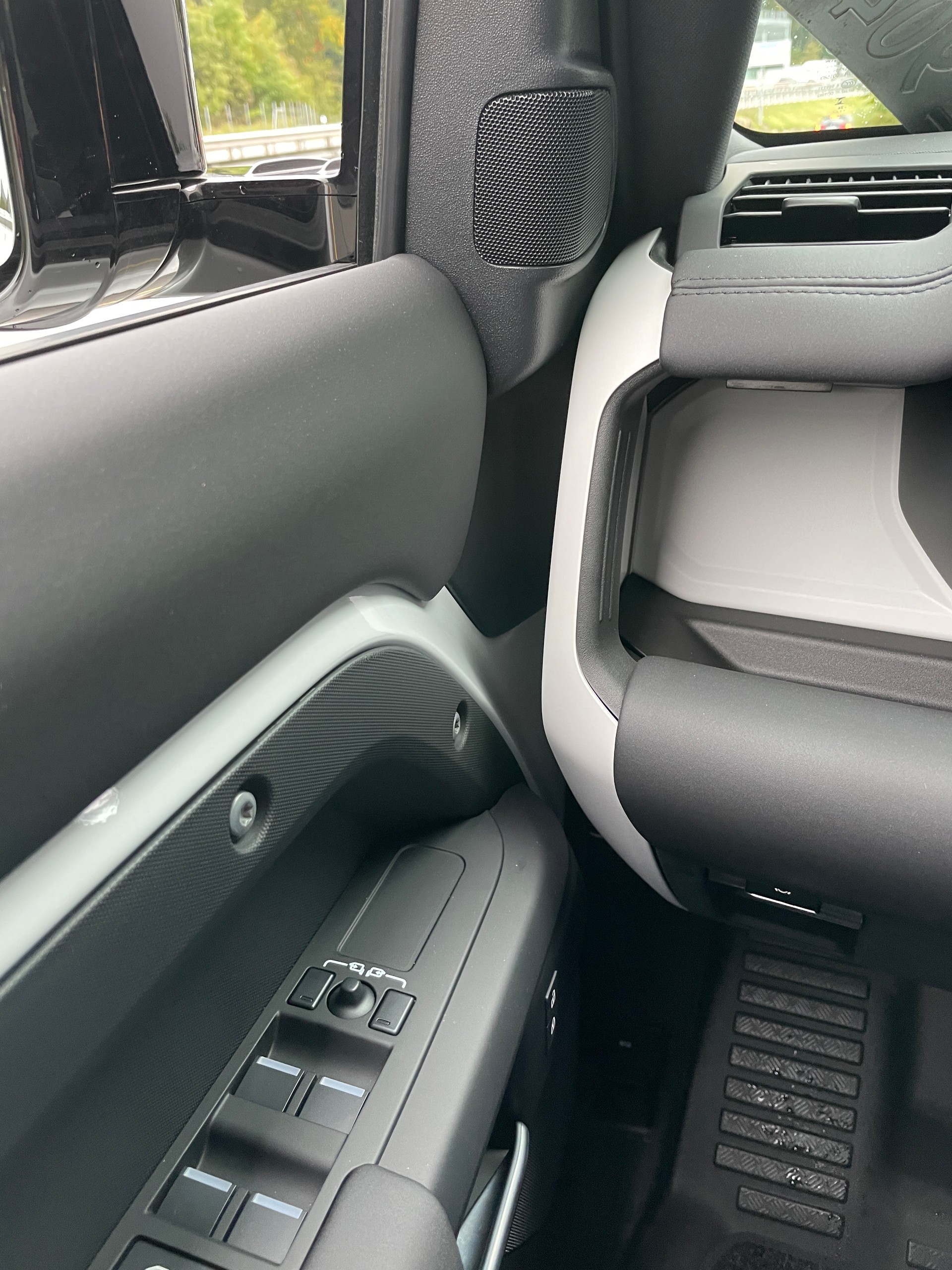 LAND ROVER Defender 110 3.0 D I6 200 S AWD AT8-image-19