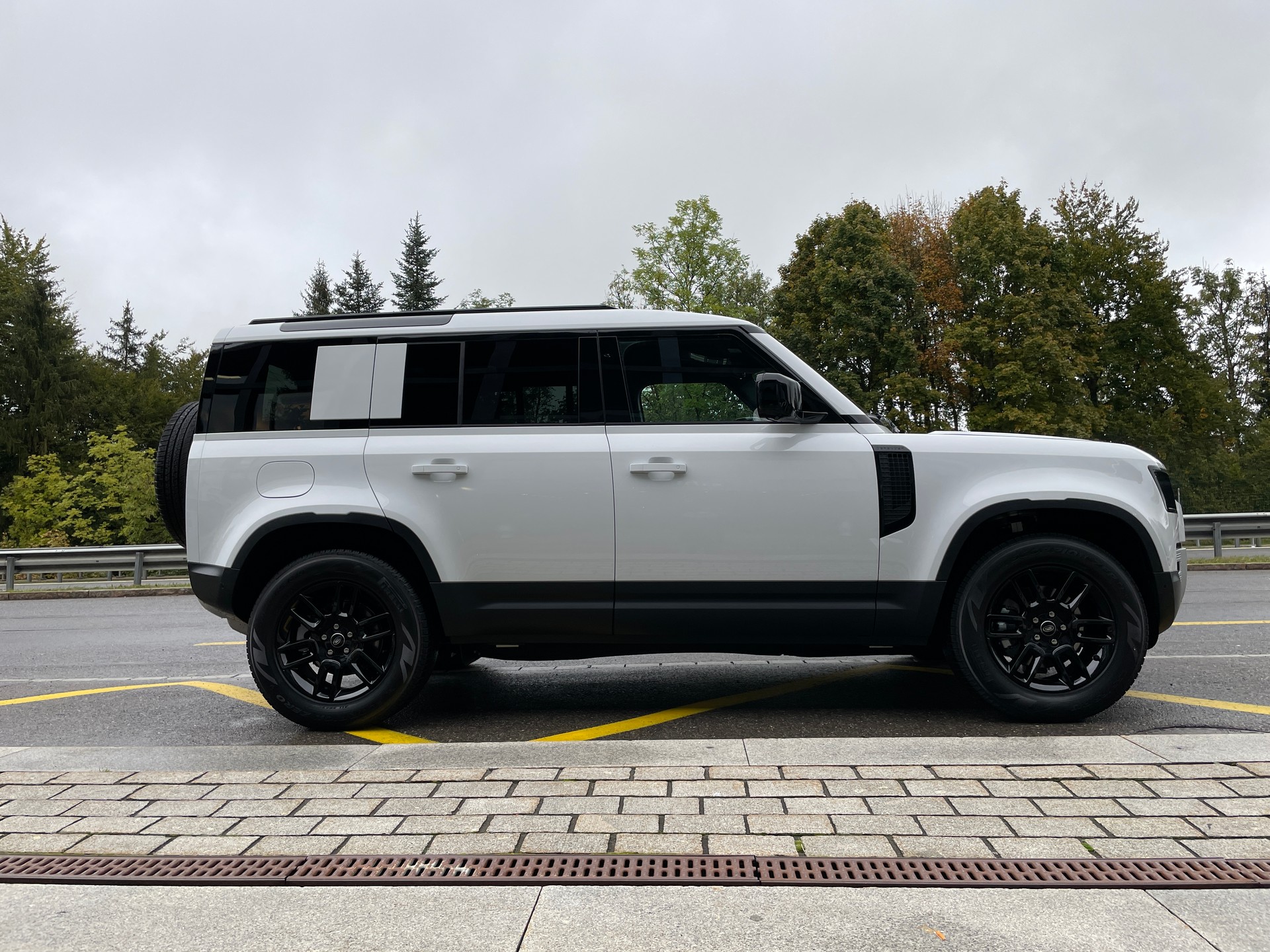 LAND ROVER Defender 110 3.0 D I6 200 S AWD AT8-showroom-element-3
