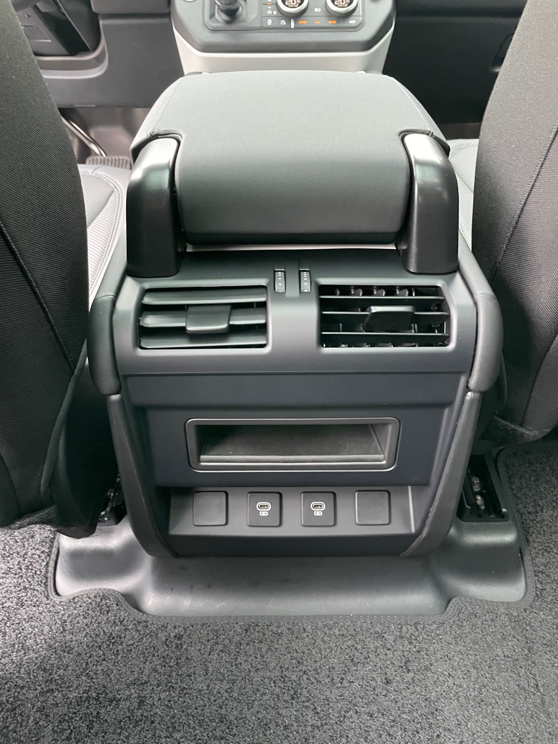LAND ROVER Defender 110 3.0 D I6 200 S AWD AT8-image-16