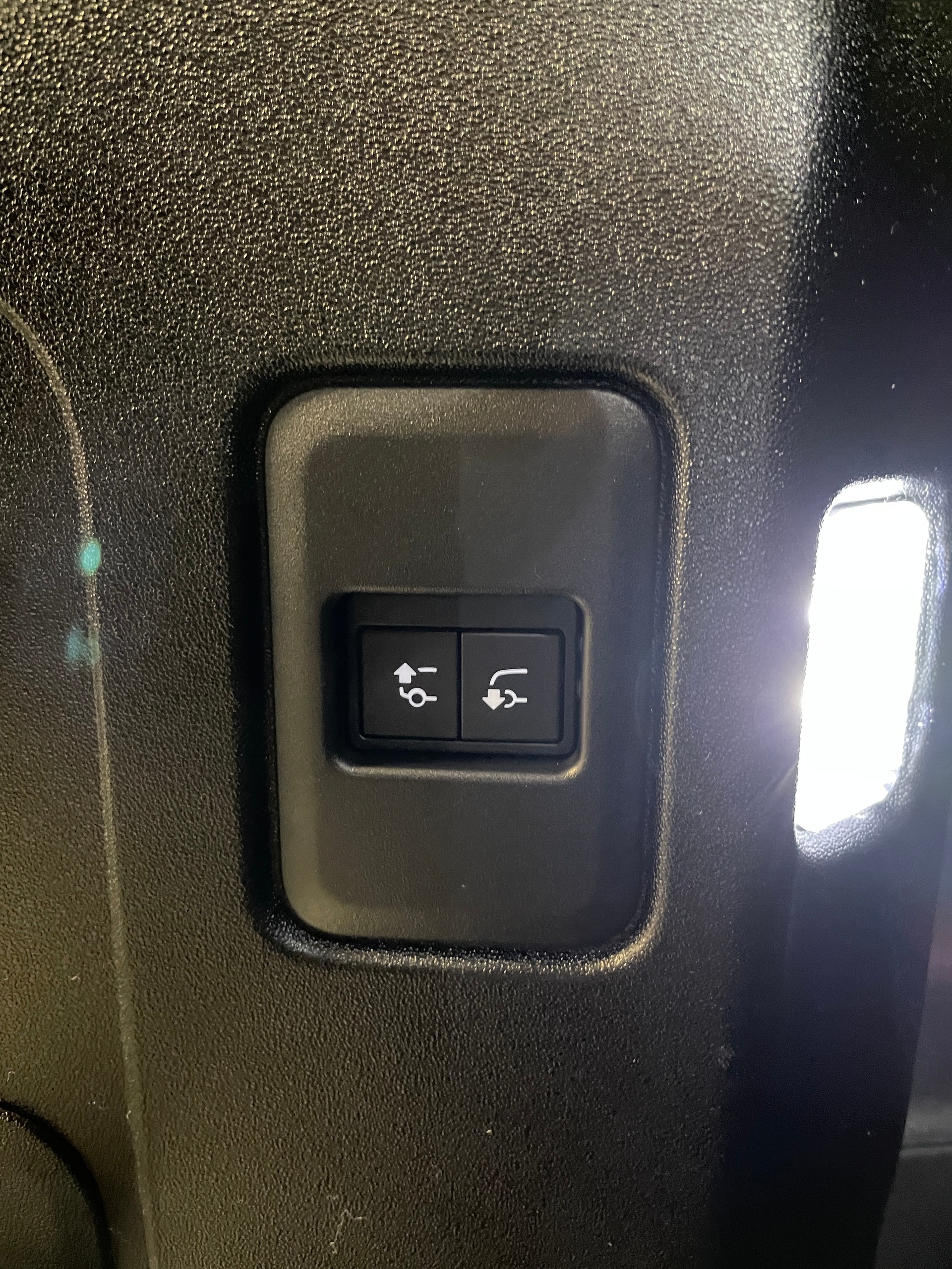 LAND ROVER Defender 110 3.0 D I6 200 S AWD AT8-image-25